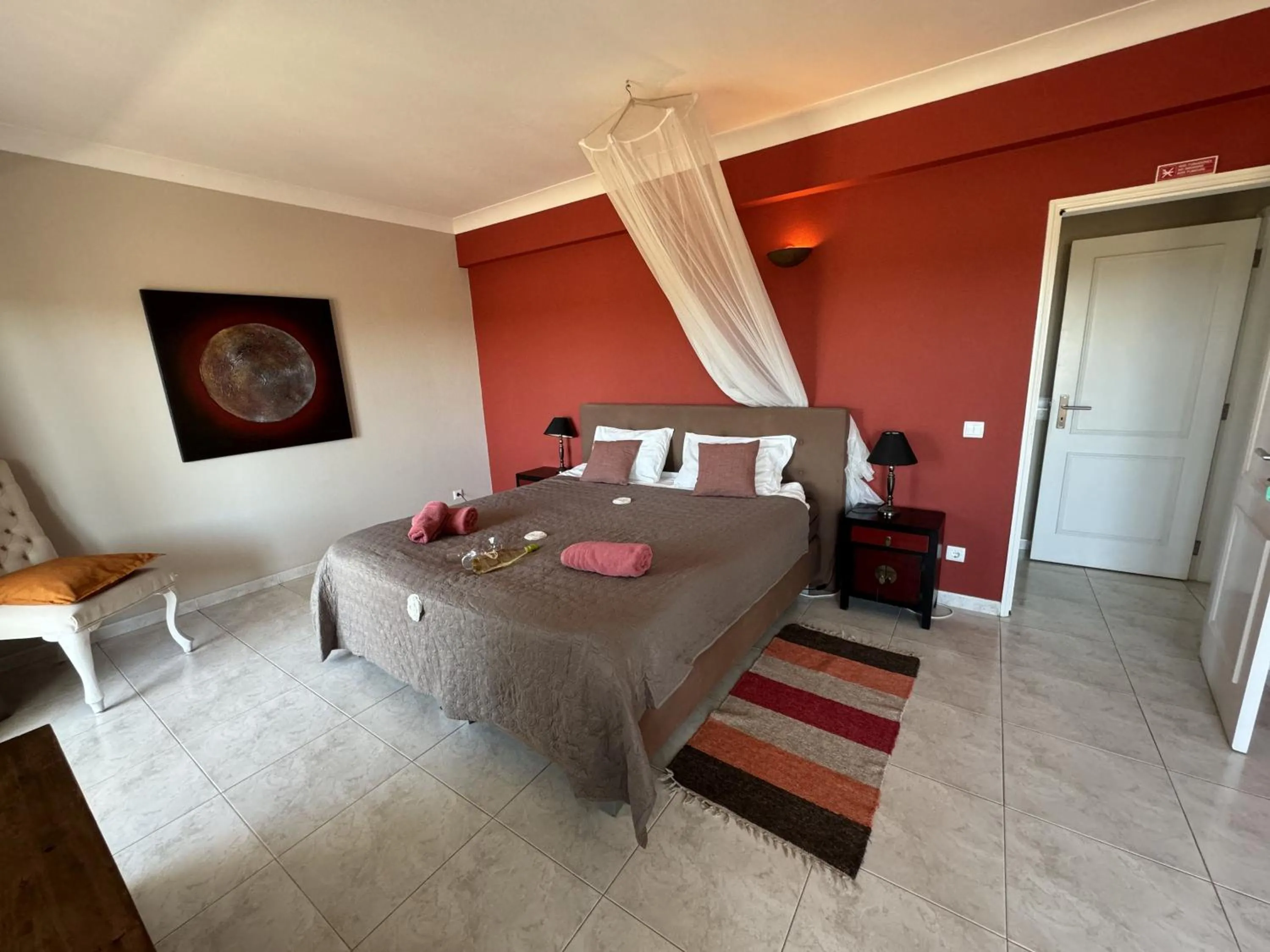 Bedroom, Bed in Beach House Lagos - Beachhouselagos - Meia Praia