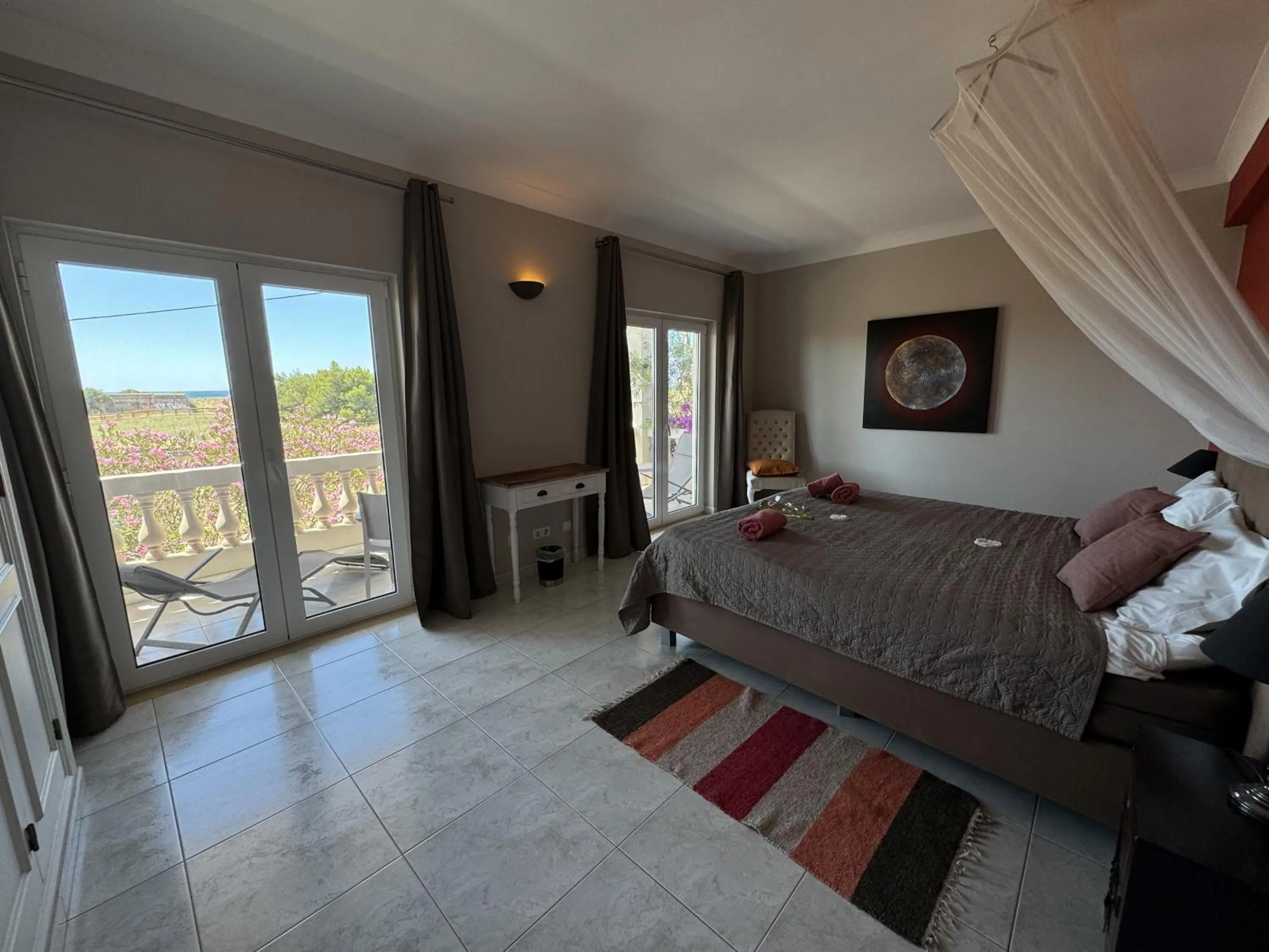 Bedroom, Bed in Beach House Lagos - Beachhouselagos - Meia Praia