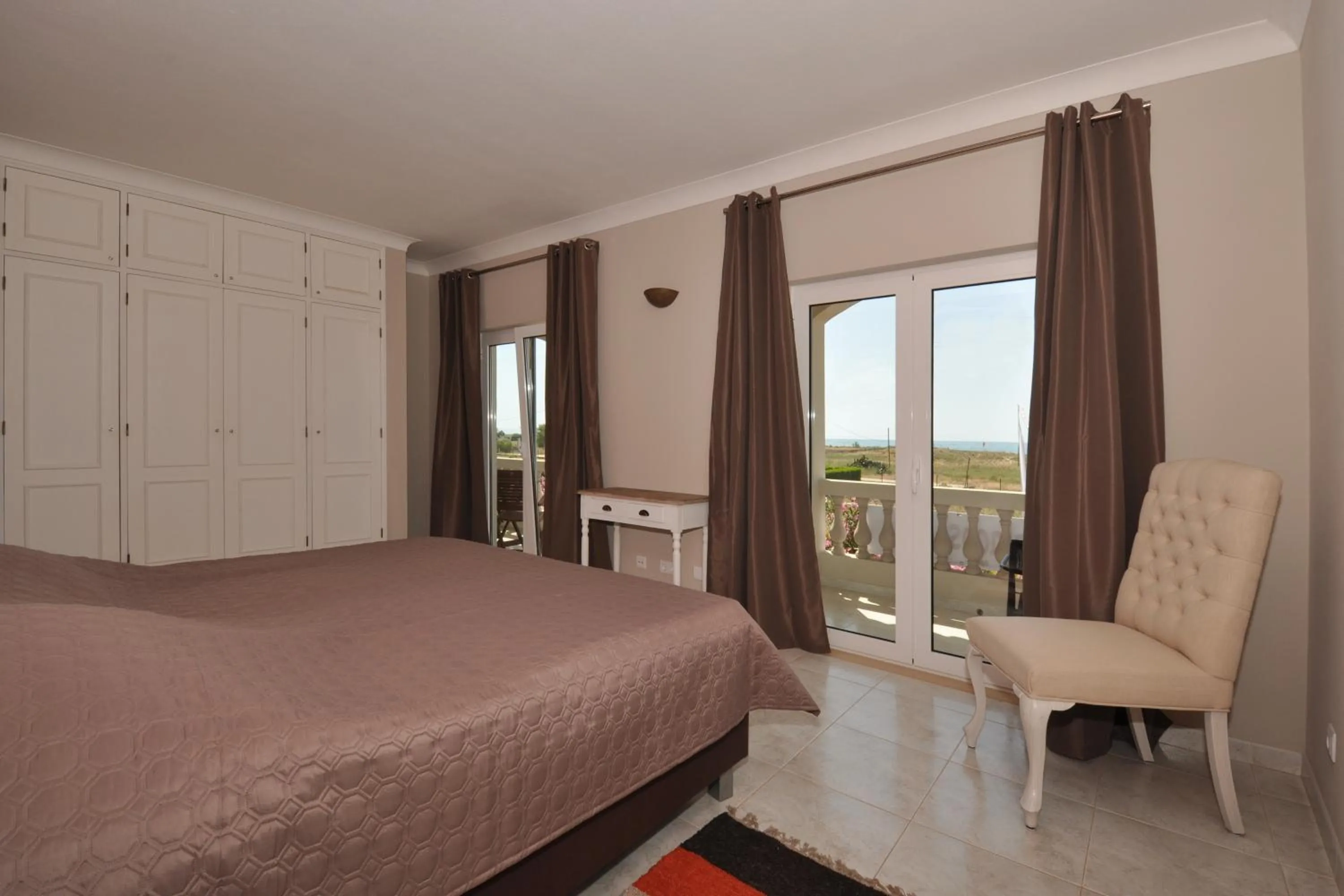 Day, Bed in Beach House Lagos - Beachhouselagos - Meia Praia
