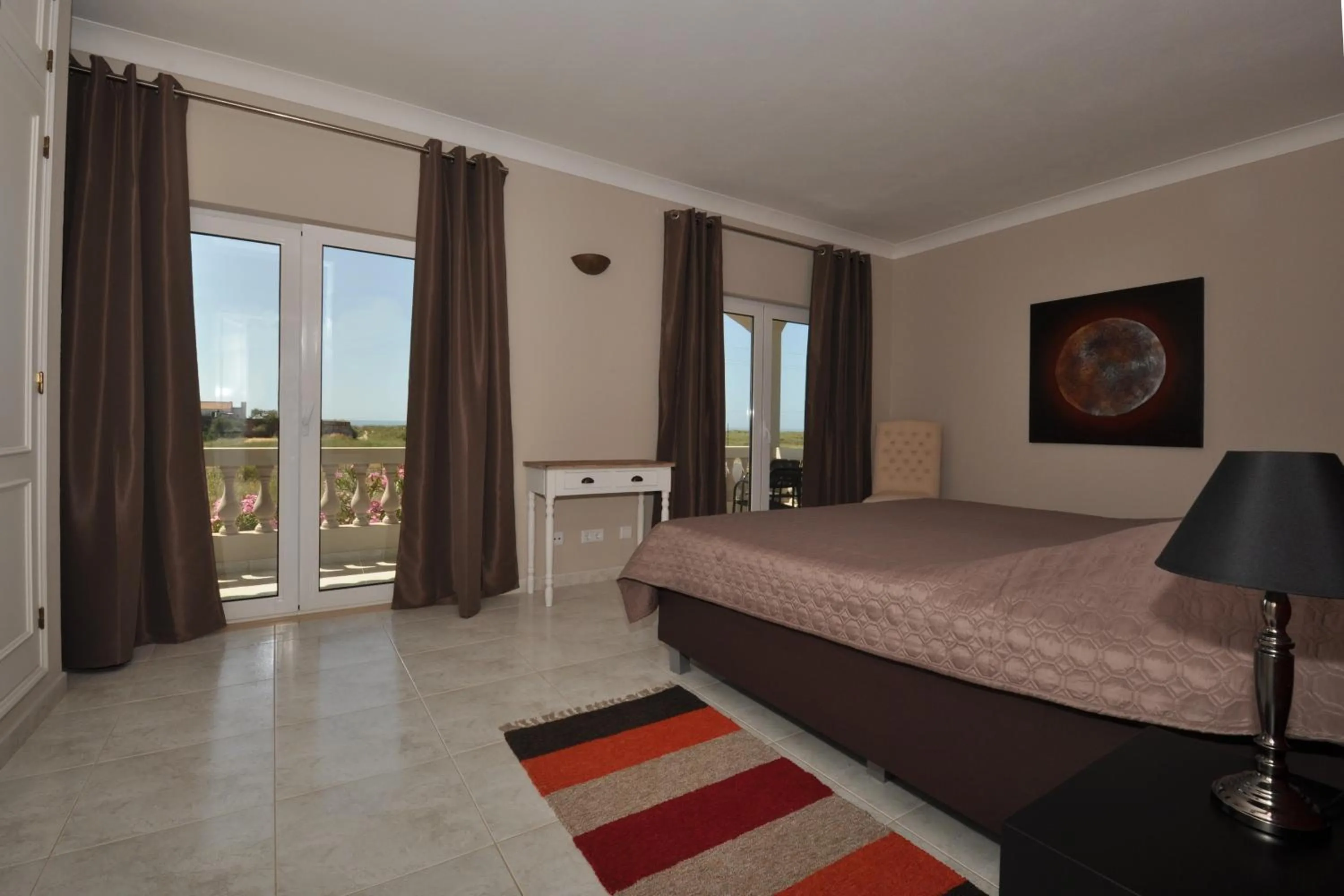 Day, Bed in Beach House Lagos - Beachhouselagos - Meia Praia