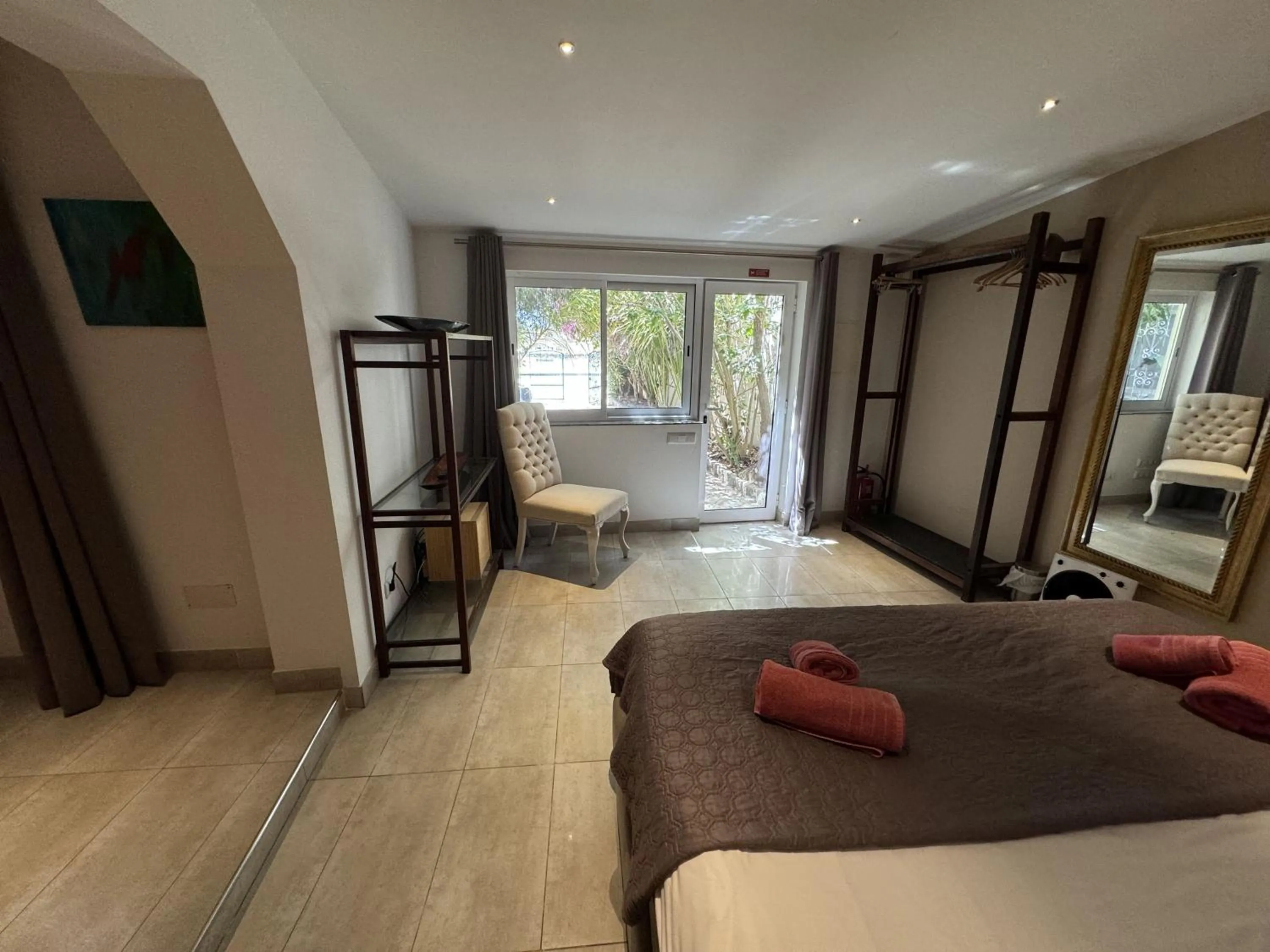 Bedroom, Bed in Beach House Lagos - Beachhouselagos - Meia Praia