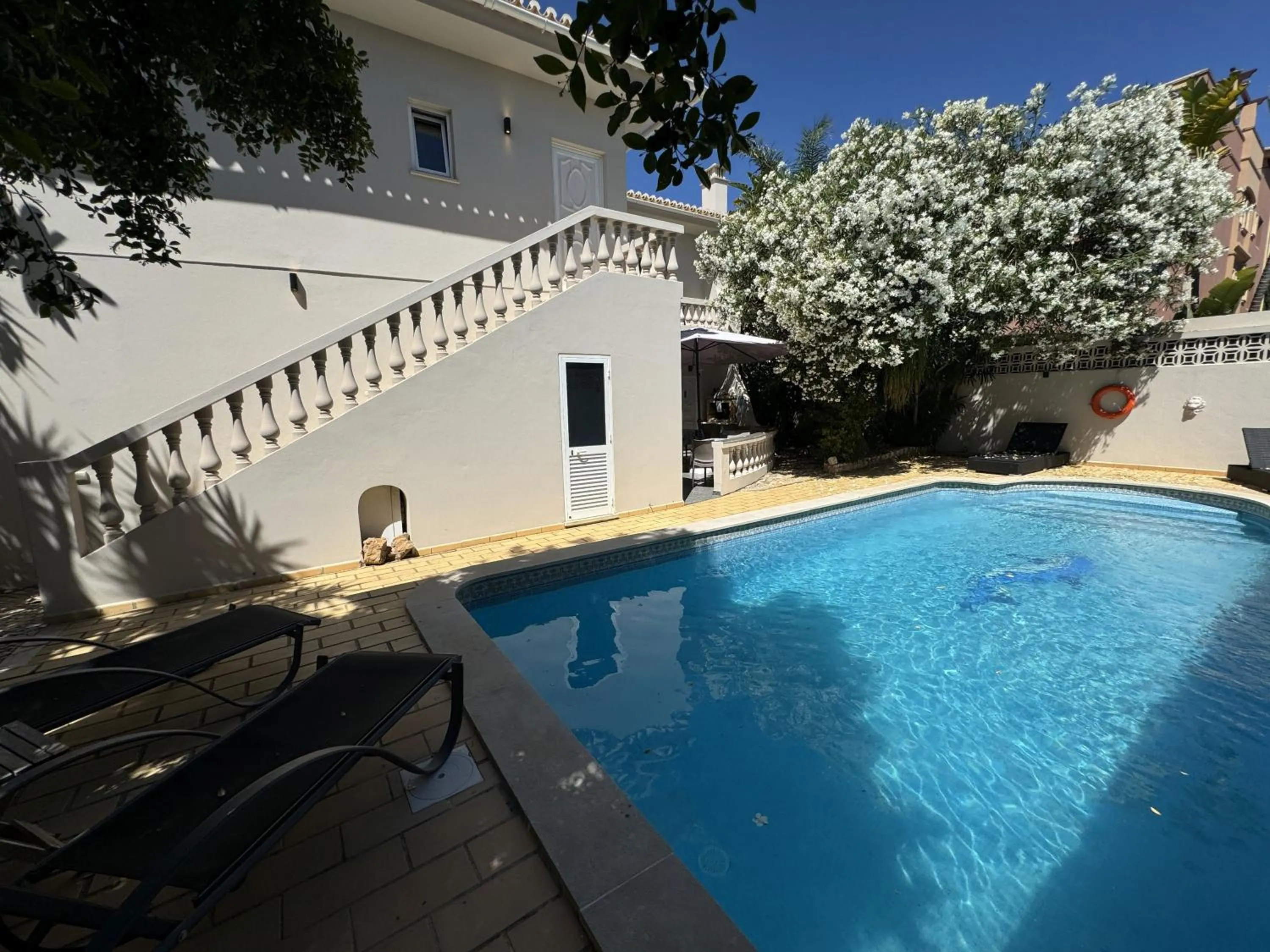 Swimming pool in Beach House Lagos - Beachhouselagos - Meia Praia