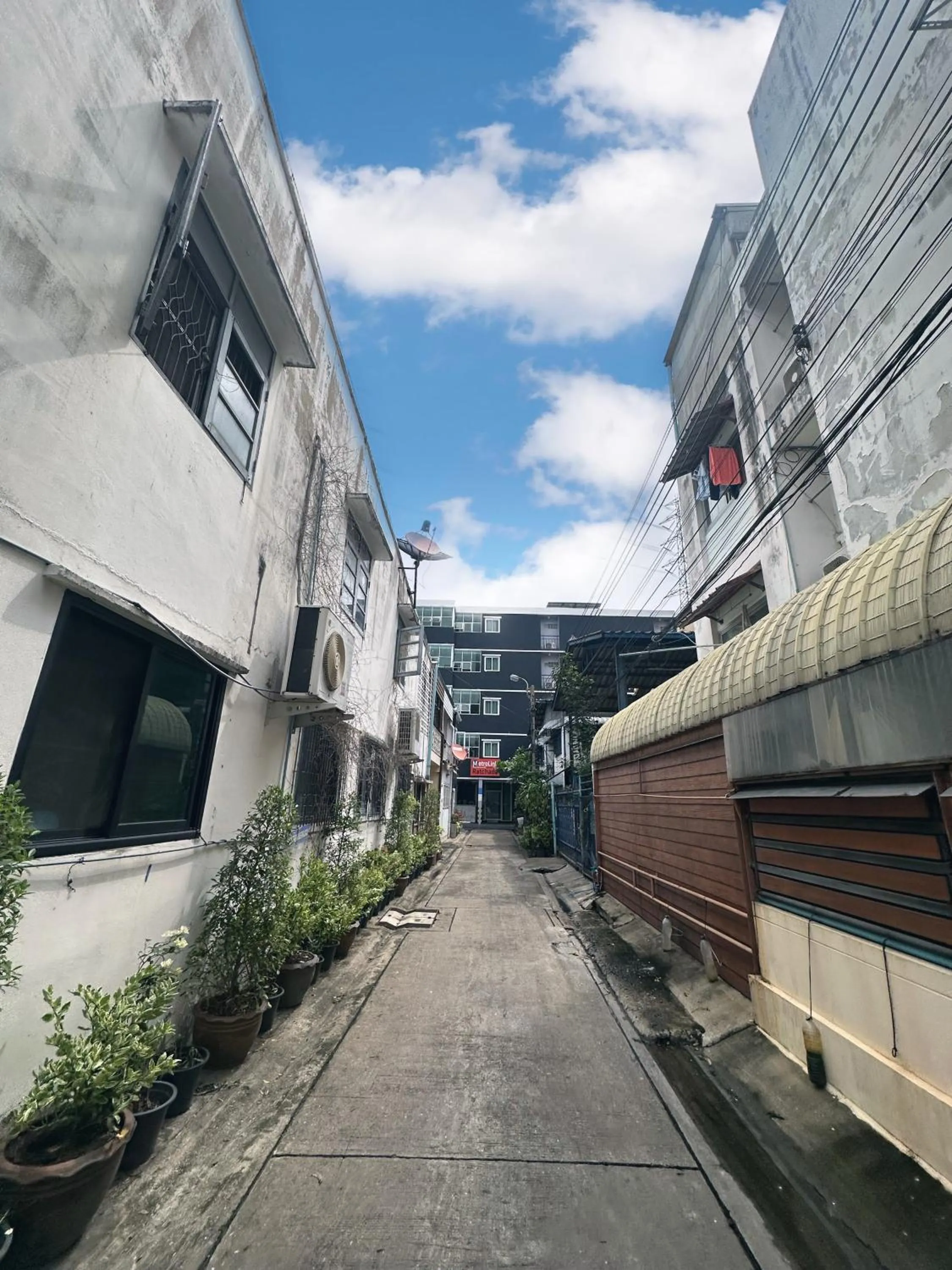 Property building in Metro Link Ratchada Hotel