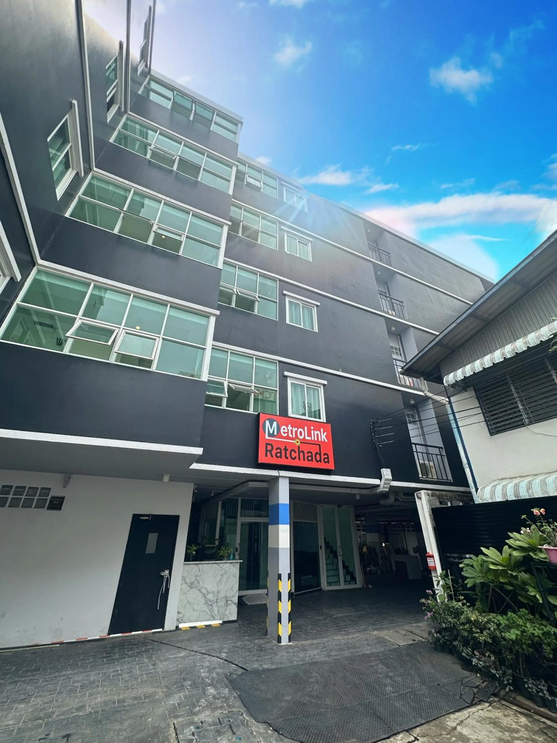Property building in Metro Link Ratchada Hotel