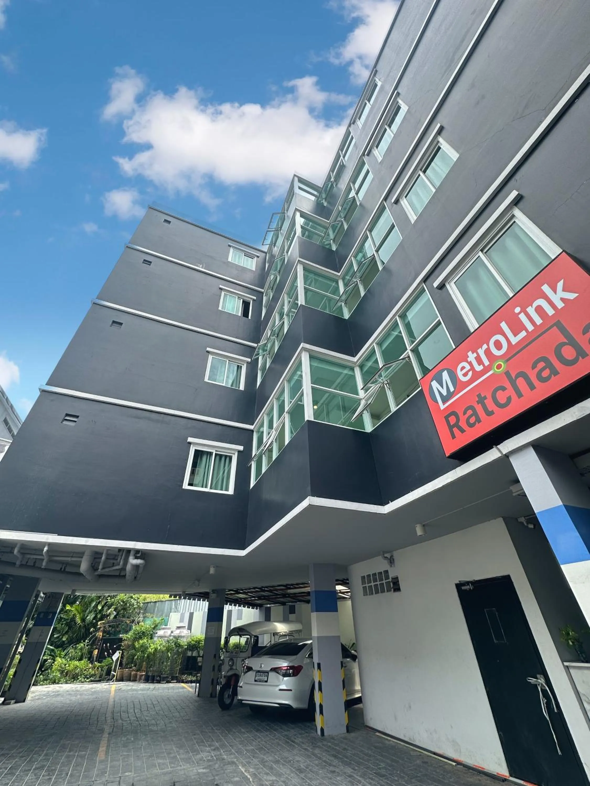 Property building in Metro Link Ratchada Hotel