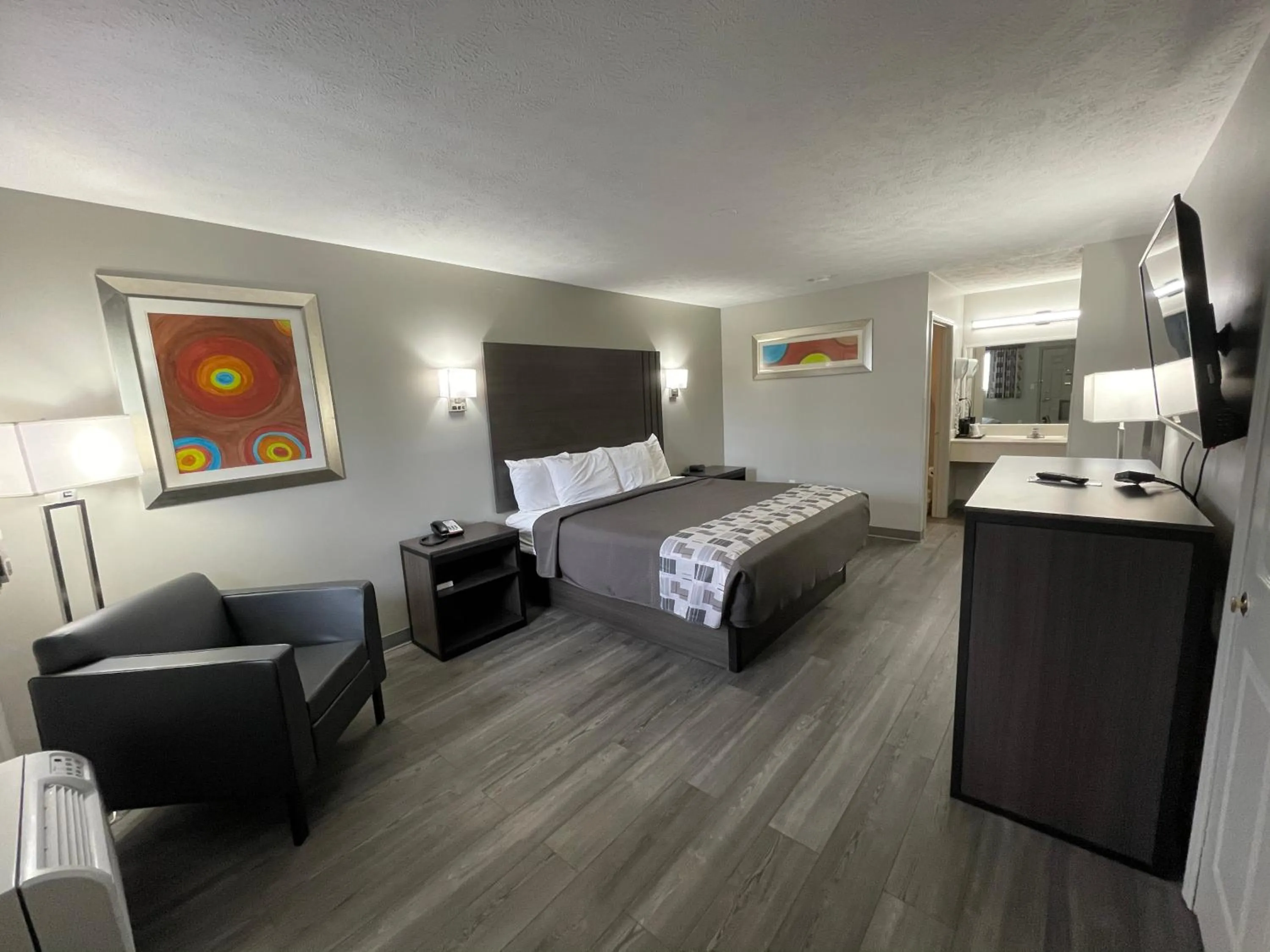 Bed in Embassy Inn - Hohenwald