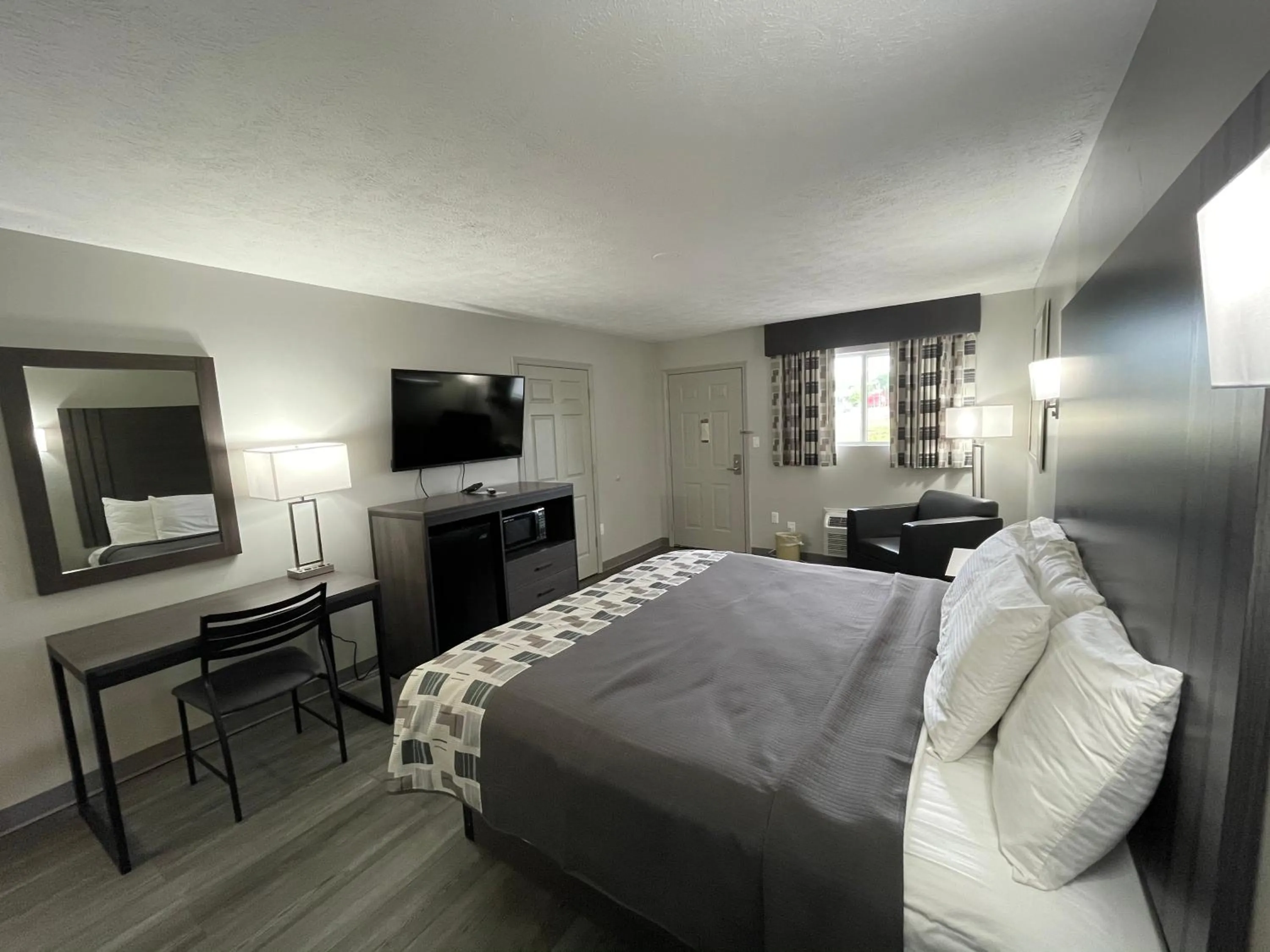 Bed in Embassy Inn - Hohenwald