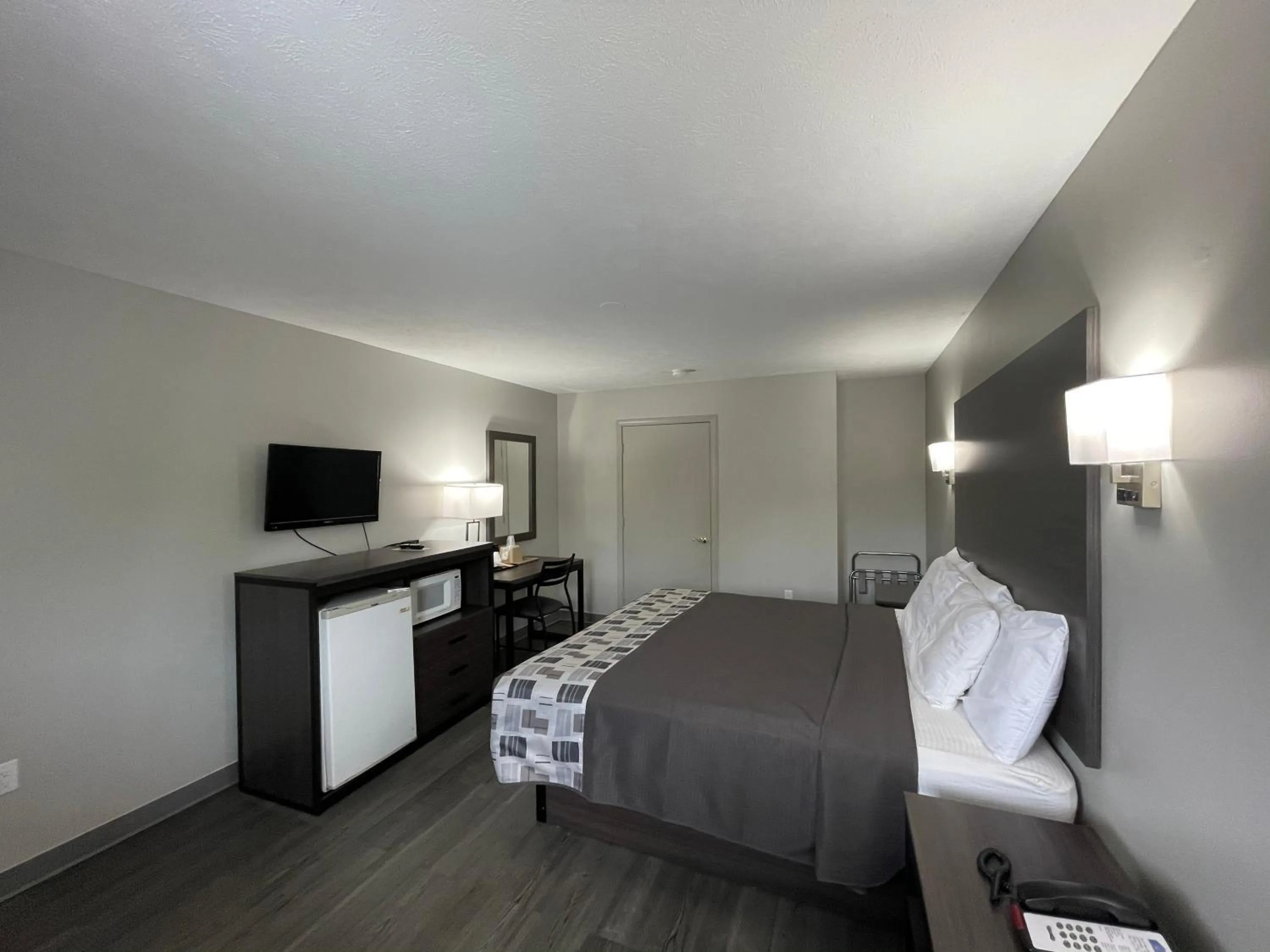 Bed in Embassy Inn - Hohenwald