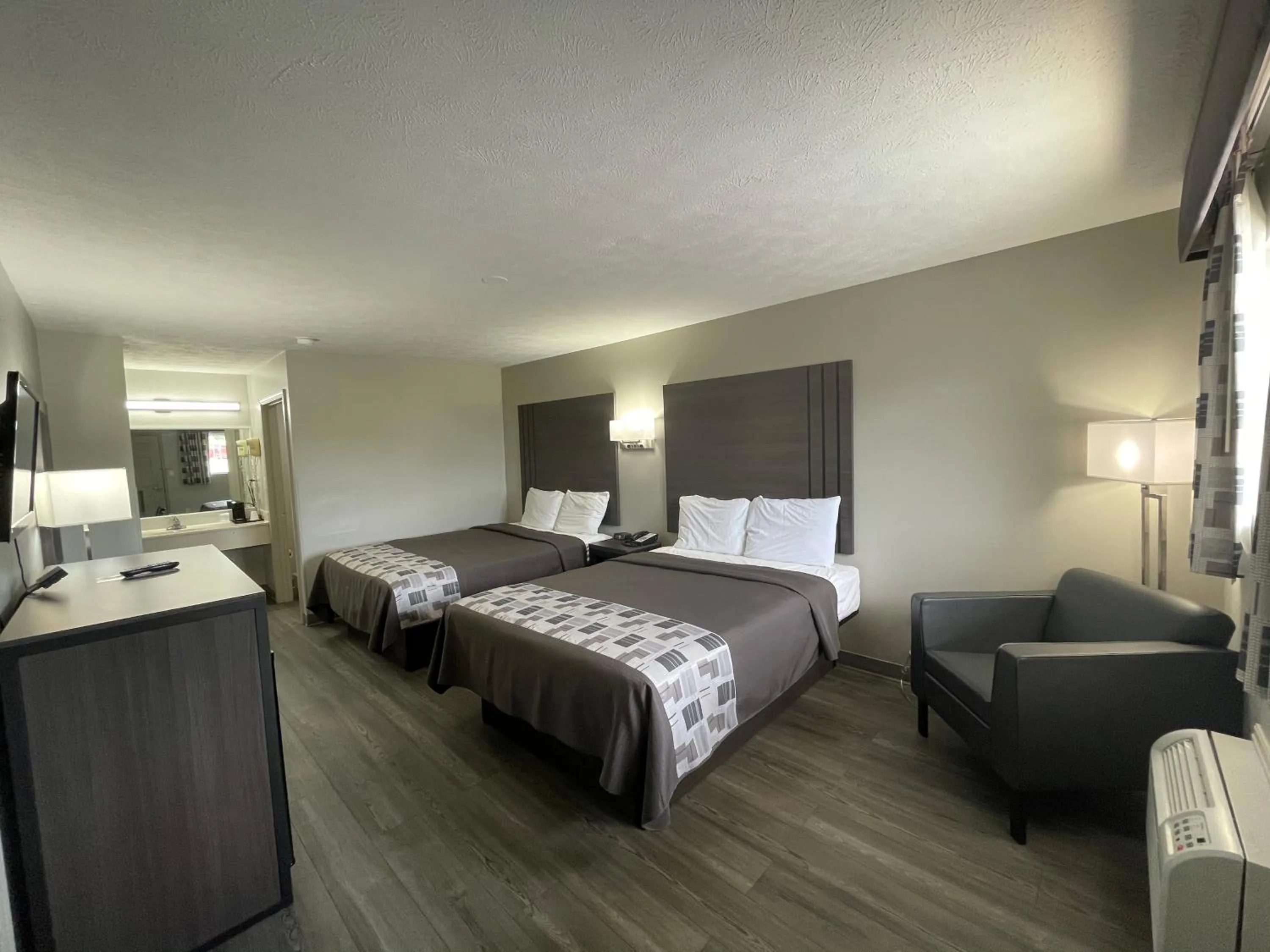 Bed in Embassy Inn - Hohenwald