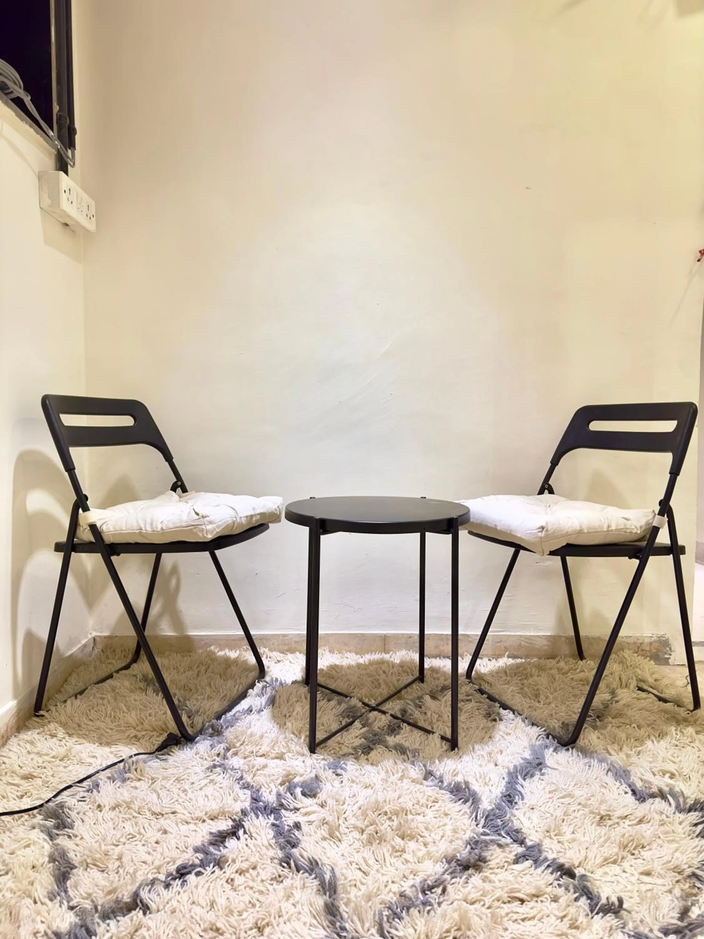 Communal lounge/ TV room in Locomo Hostel Express - Stay Work Eat