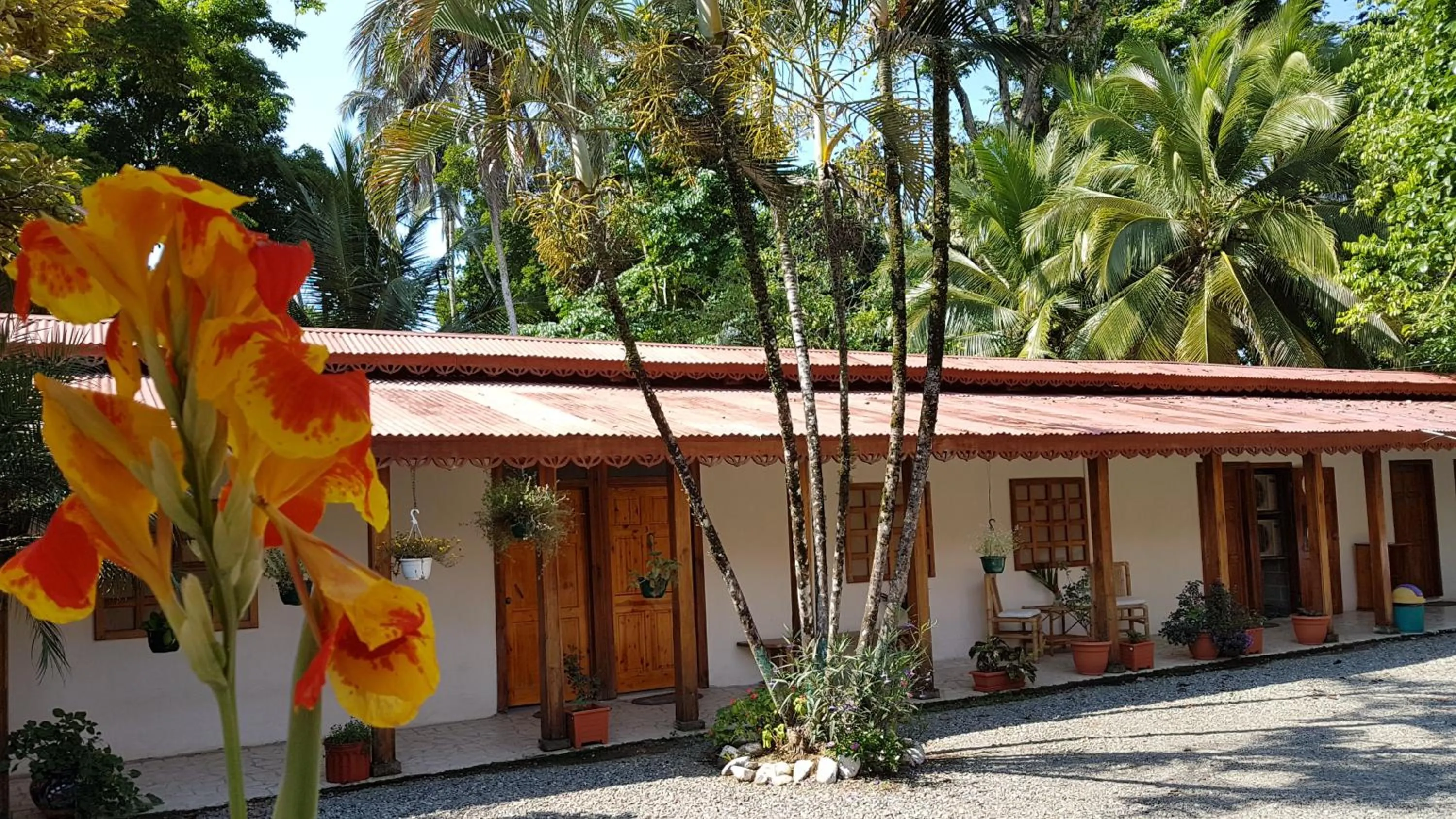 Facade/entrance in Yucca Beachfront Hotel