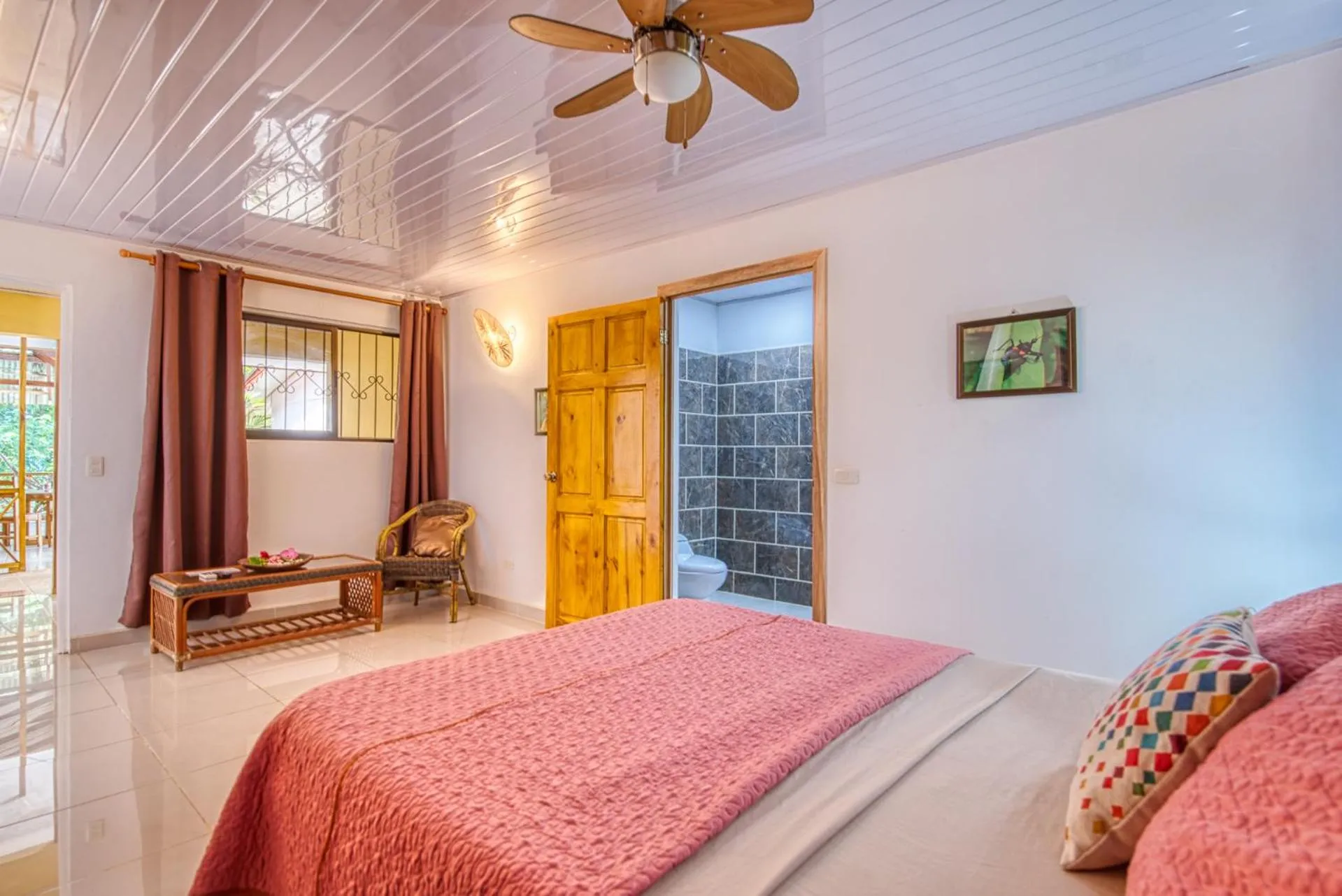 Bedroom, Bed in Yucca Beachfront Hotel