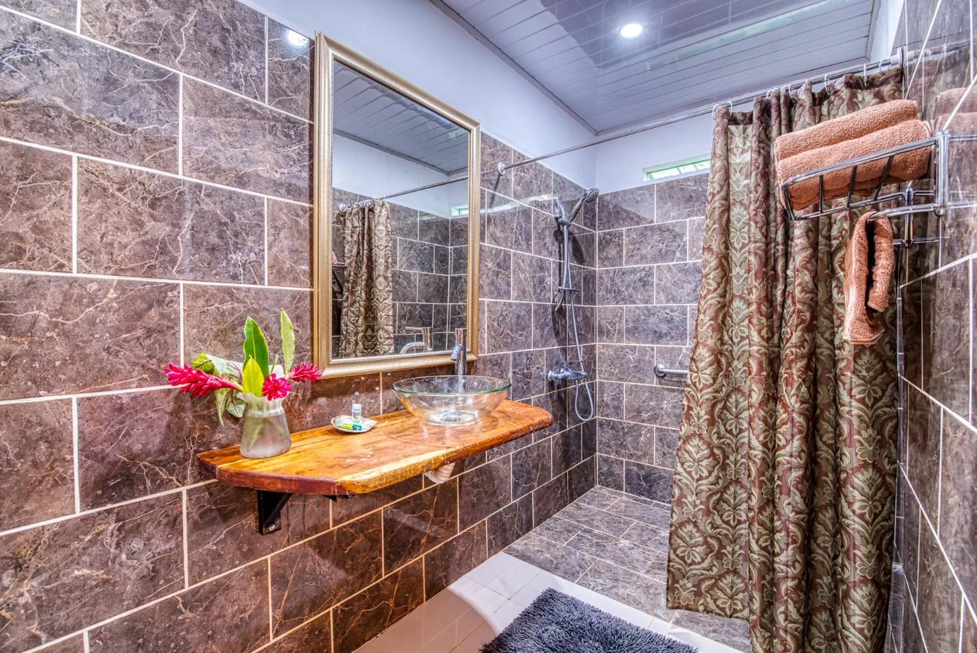 Shower in Yucca Beachfront Hotel