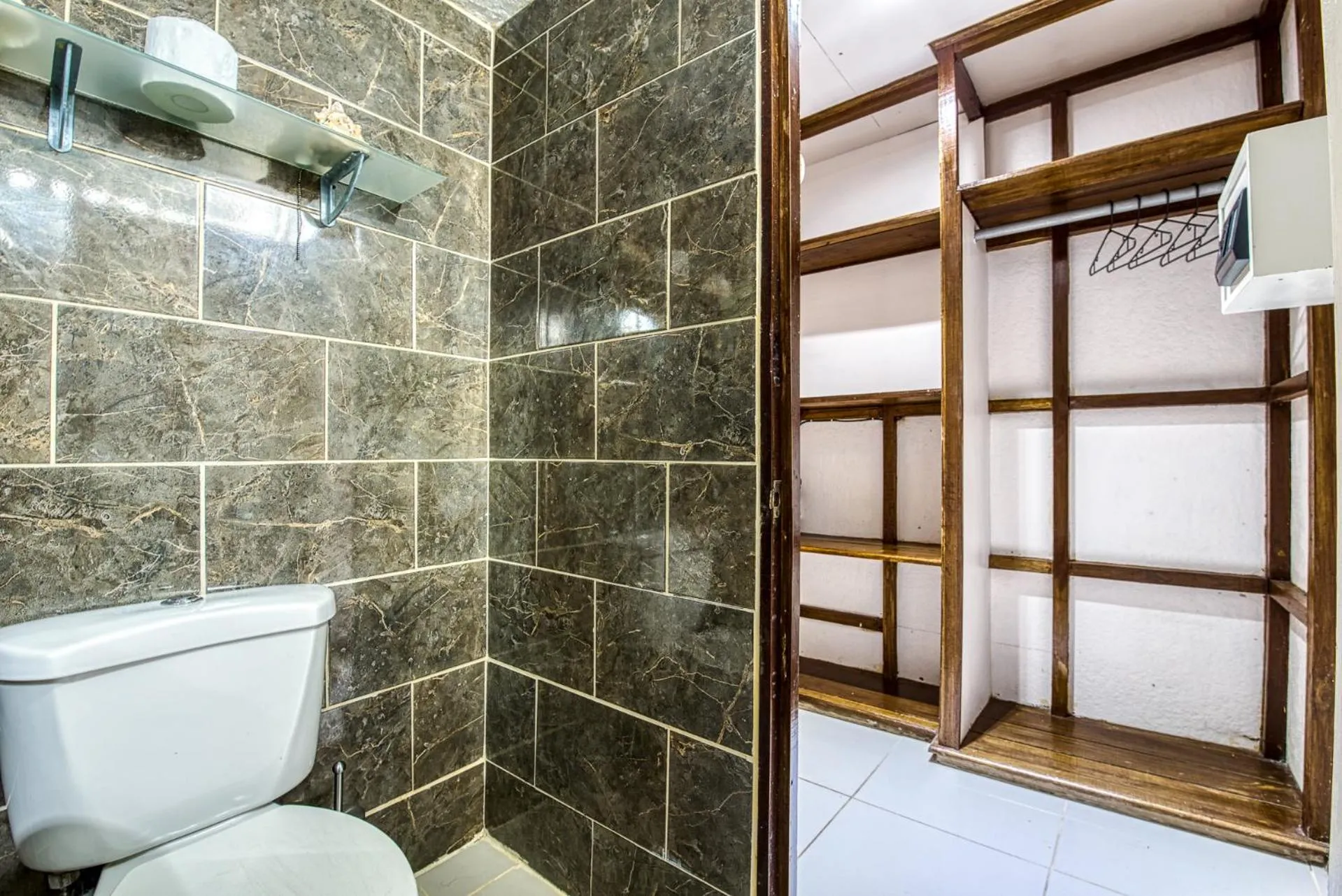 Shower in Yucca Beachfront Hotel