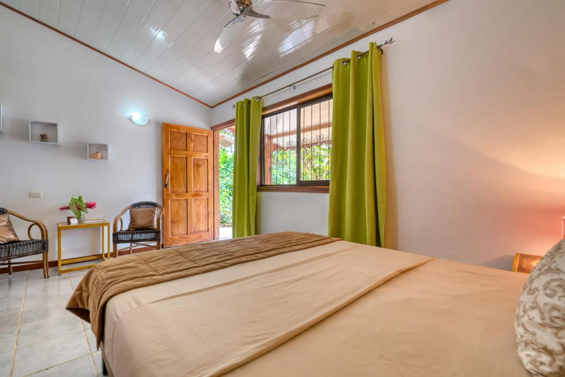 Bed in Yucca Beachfront Hotel