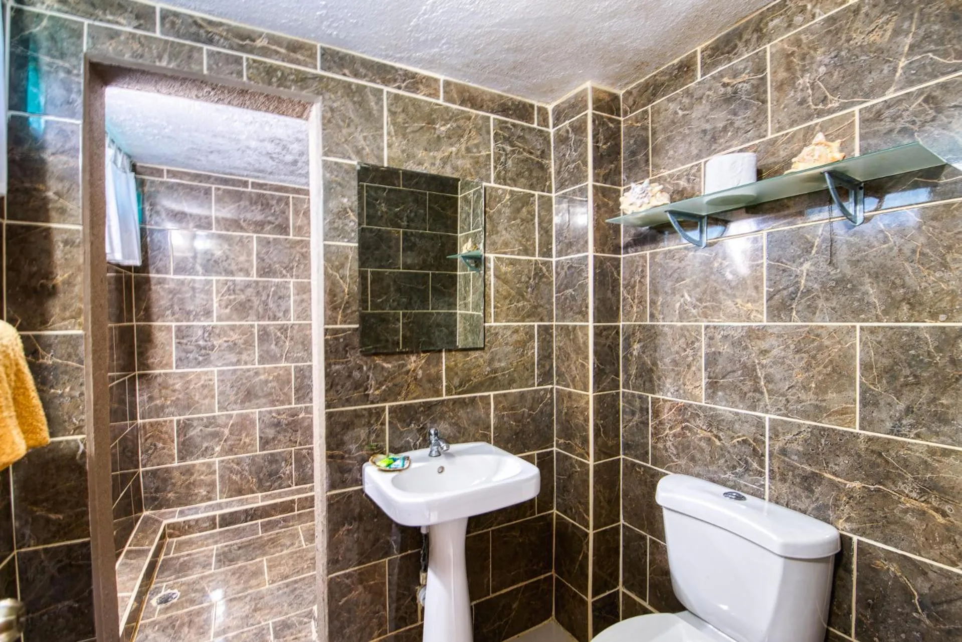 Shower in Yucca Beachfront Hotel