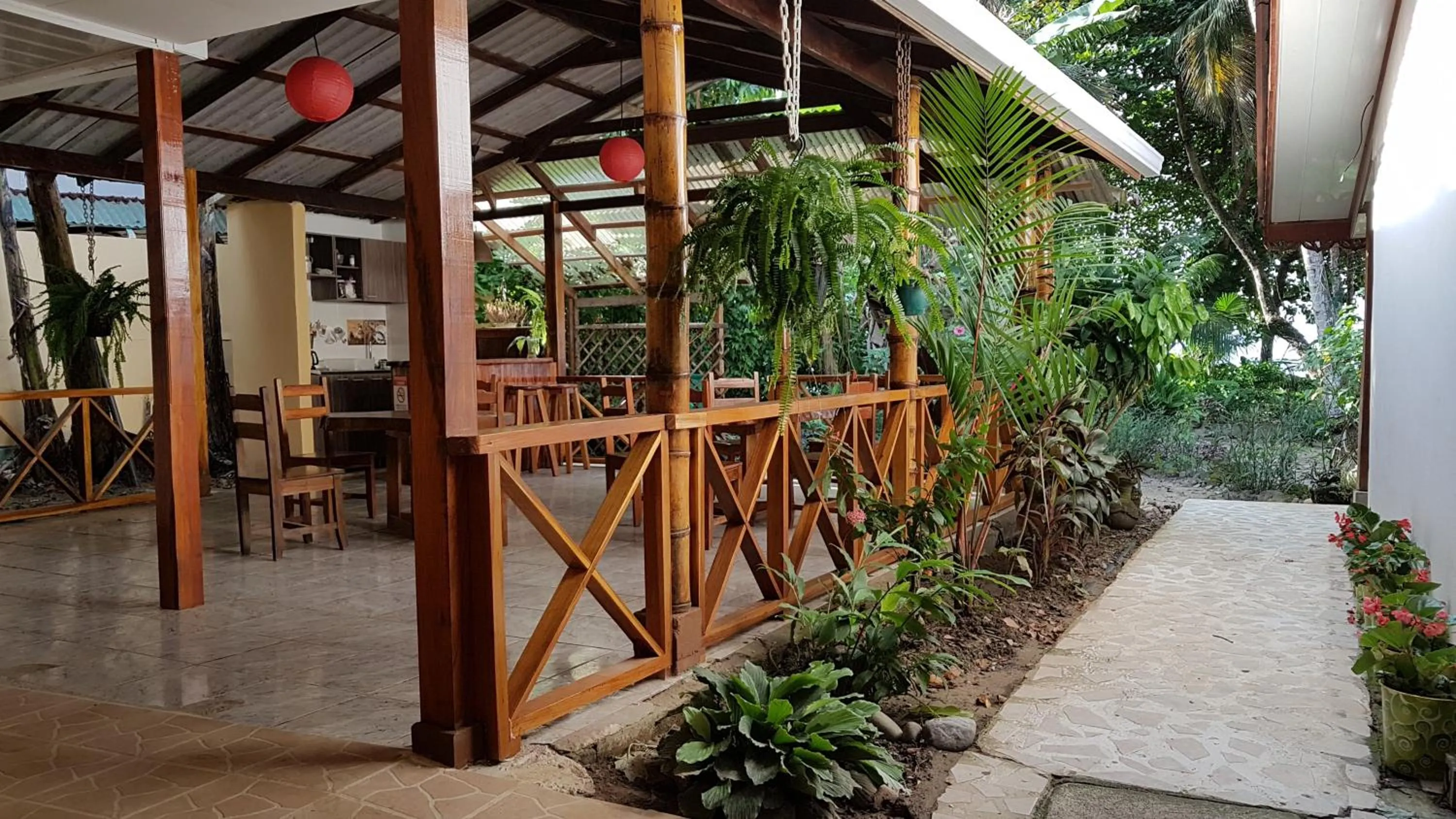 Area and facilities in Yucca Beachfront Hotel