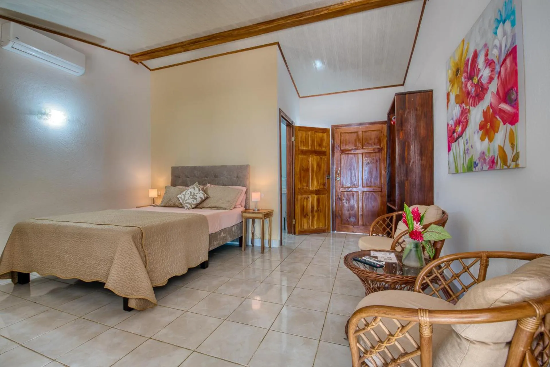 Photo of the whole room, Bed in Yucca Beachfront Hotel