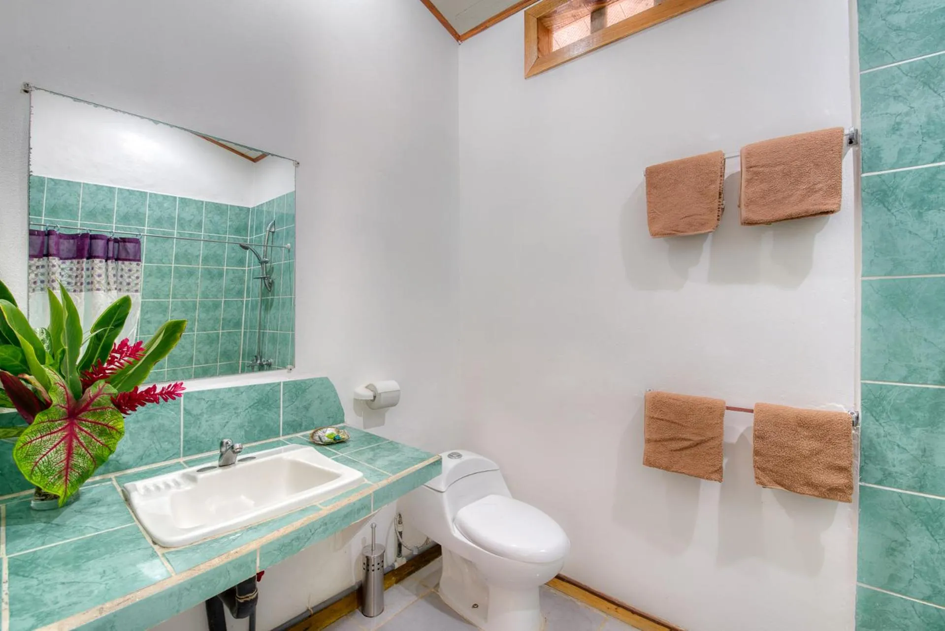 Shower in Yucca Beachfront Hotel