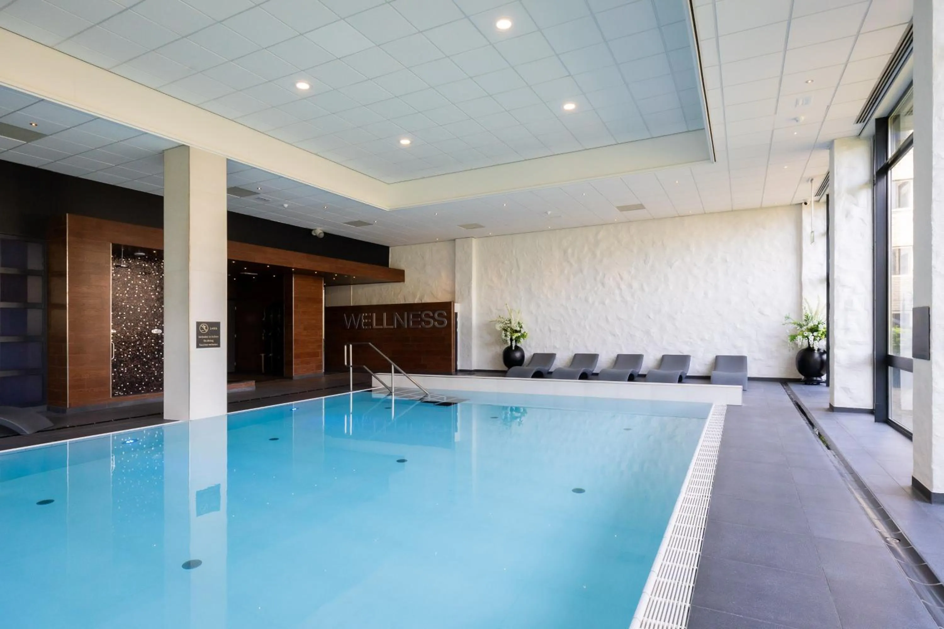 Swimming pool in Van der Valk Hotel Schiphol