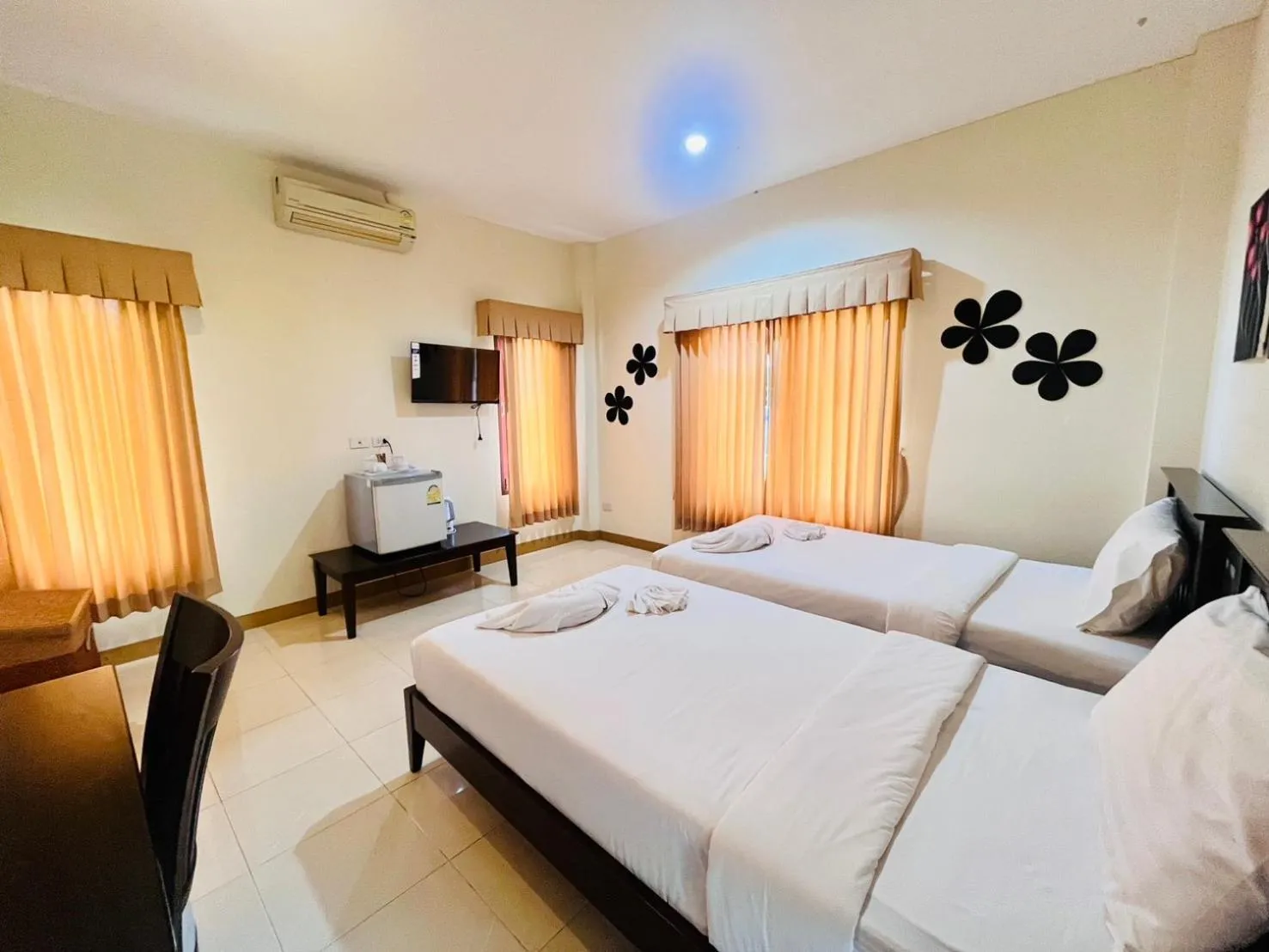 Photo of the whole room, Bed in Samui Tonggad Resort