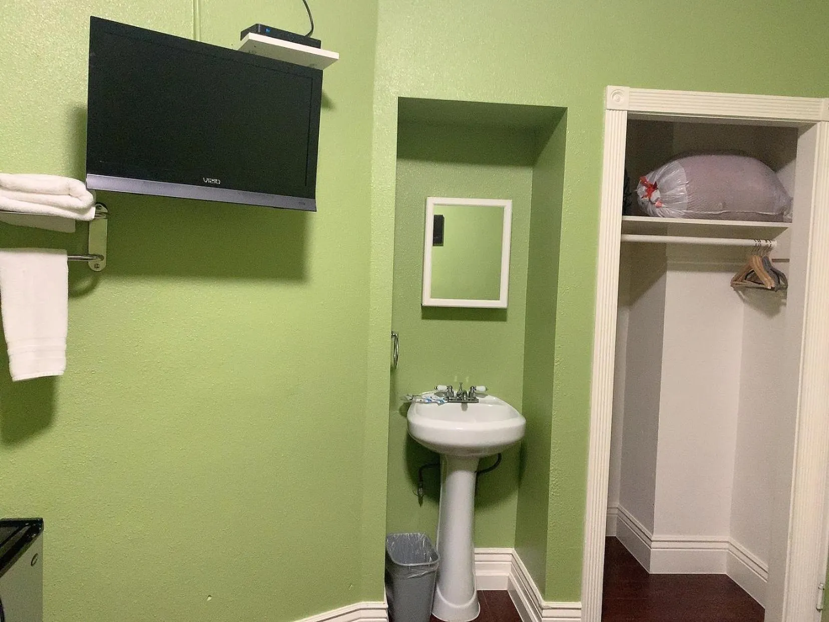 TV and multimedia in Orange Village Hostel