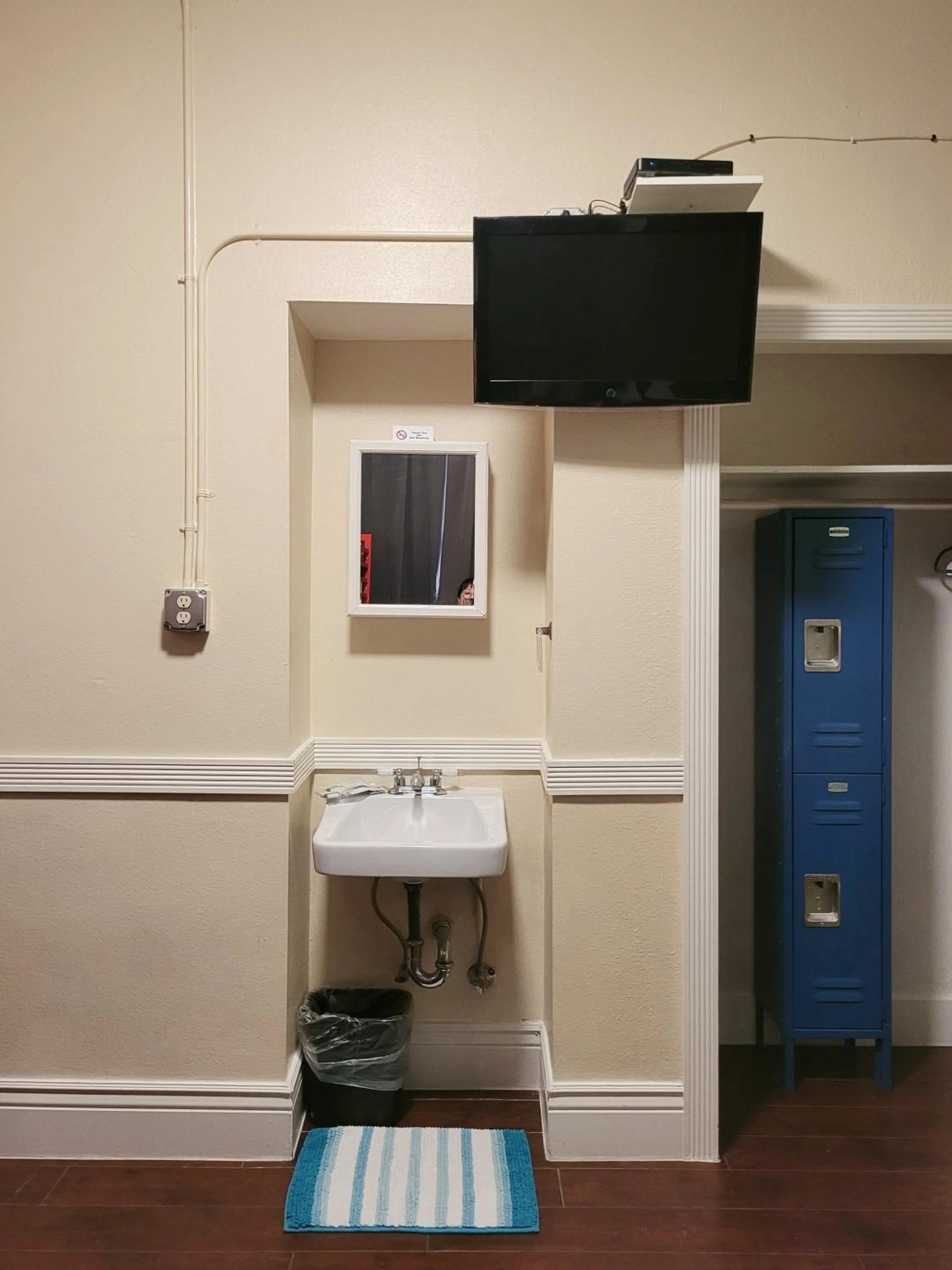 TV and multimedia in Orange Village Hostel