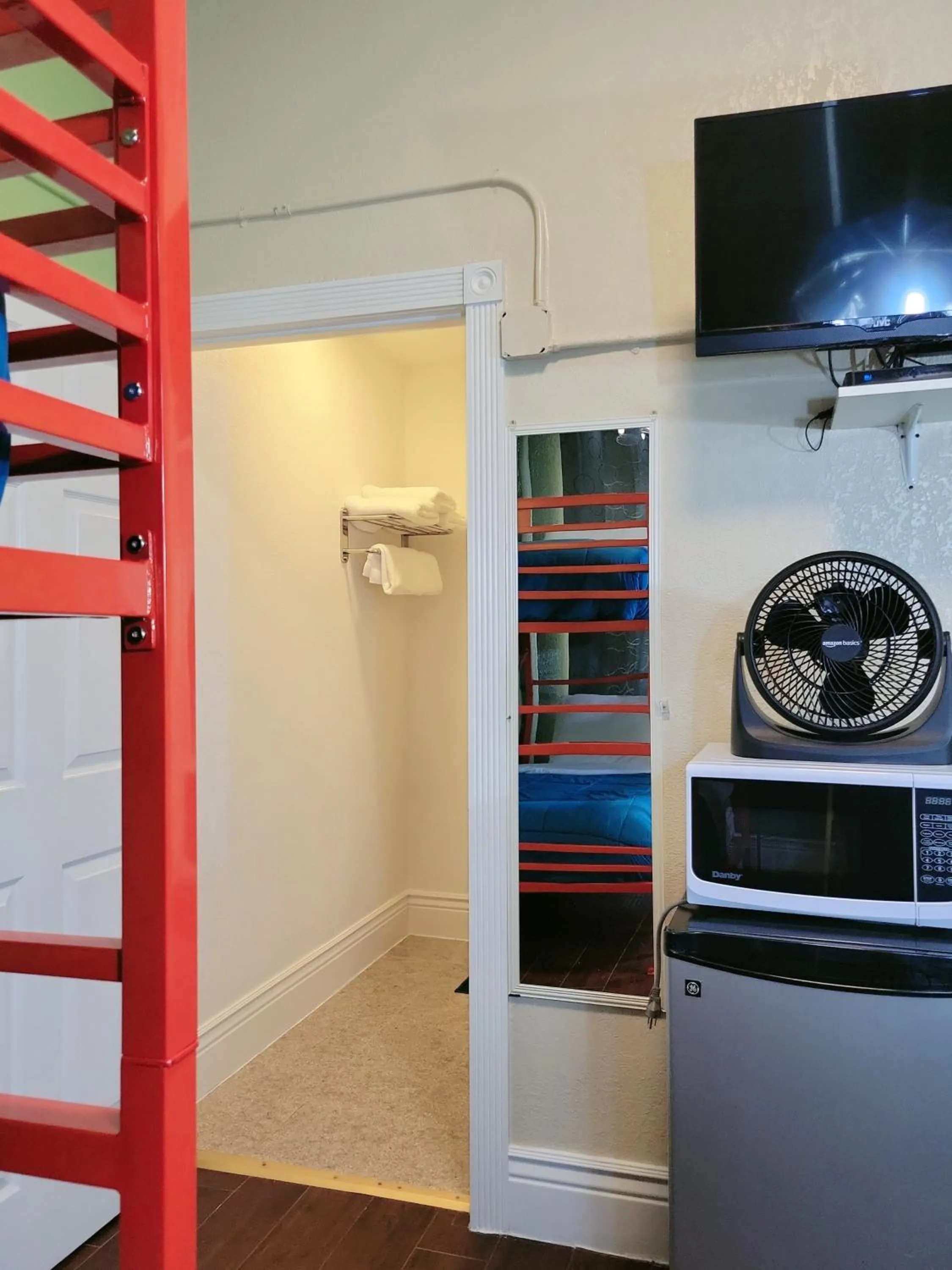 TV and multimedia in Orange Village Hostel