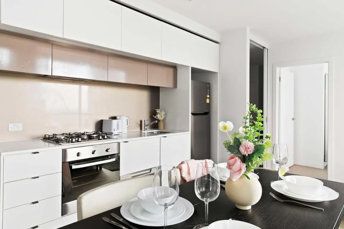 Modern 2BR Apt Next to Victoria Market City Views