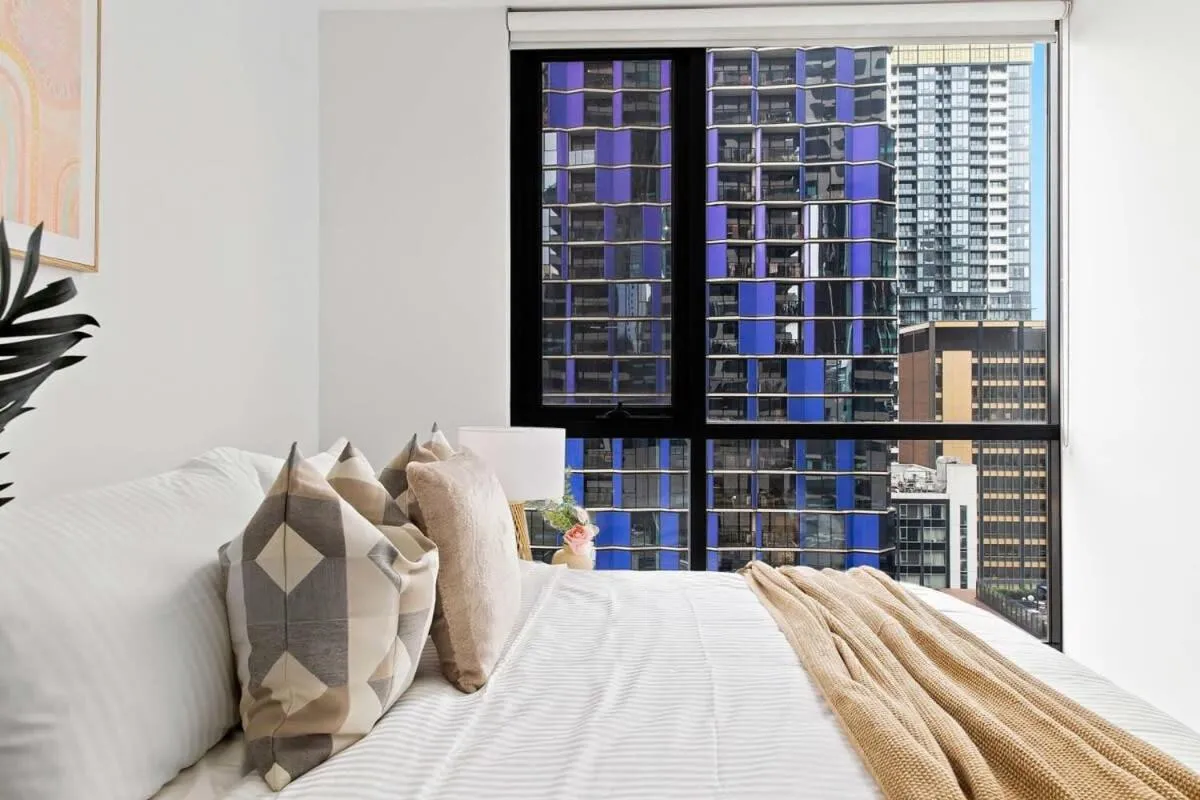 Modern 2BR Apt Next to Victoria Market City Views