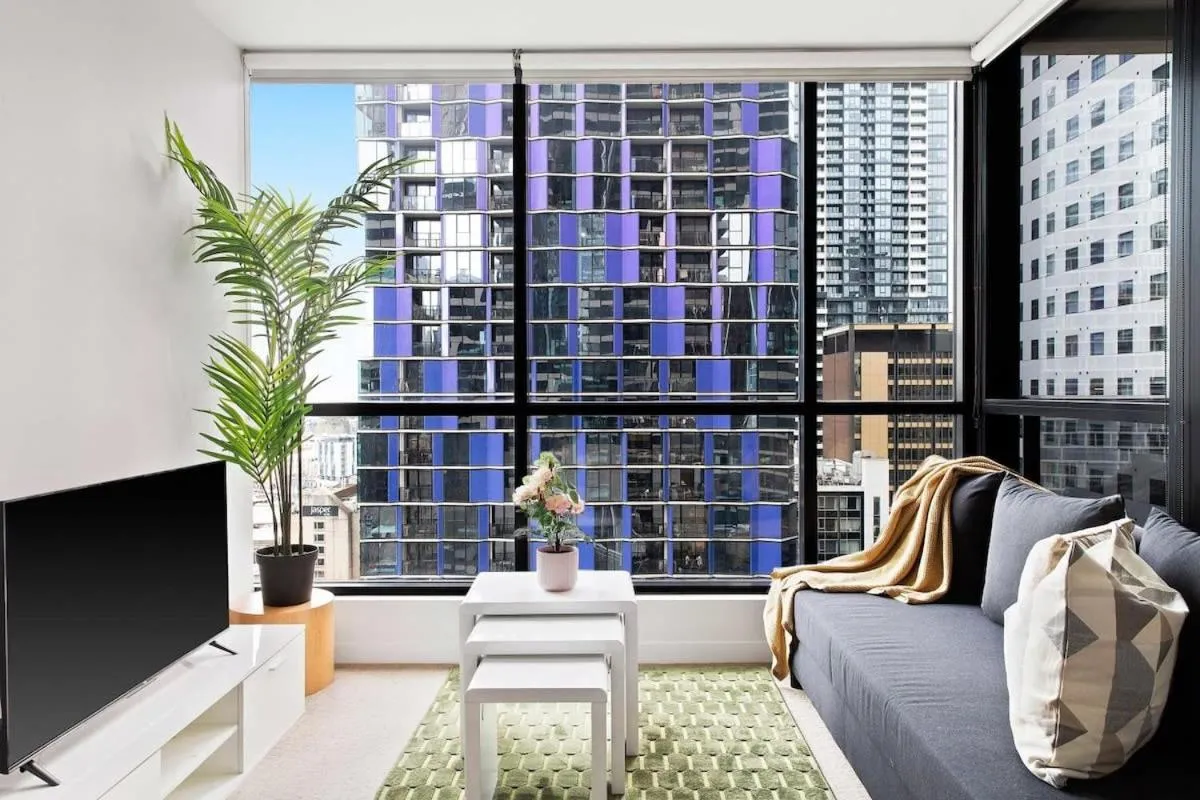 Modern 2BR Apt Next to Victoria Market City Views