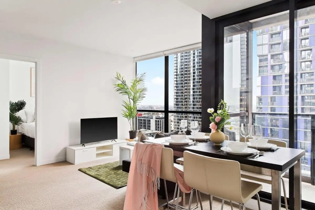 Modern 2BR Apt Next to Victoria Market City Views