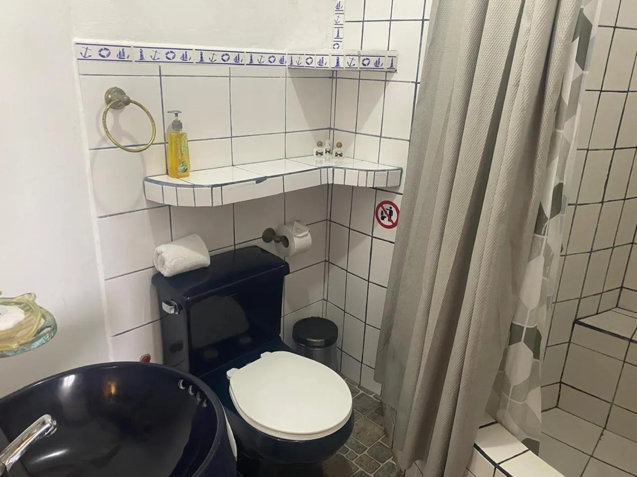 Bathroom in La Fortaleza De Haro