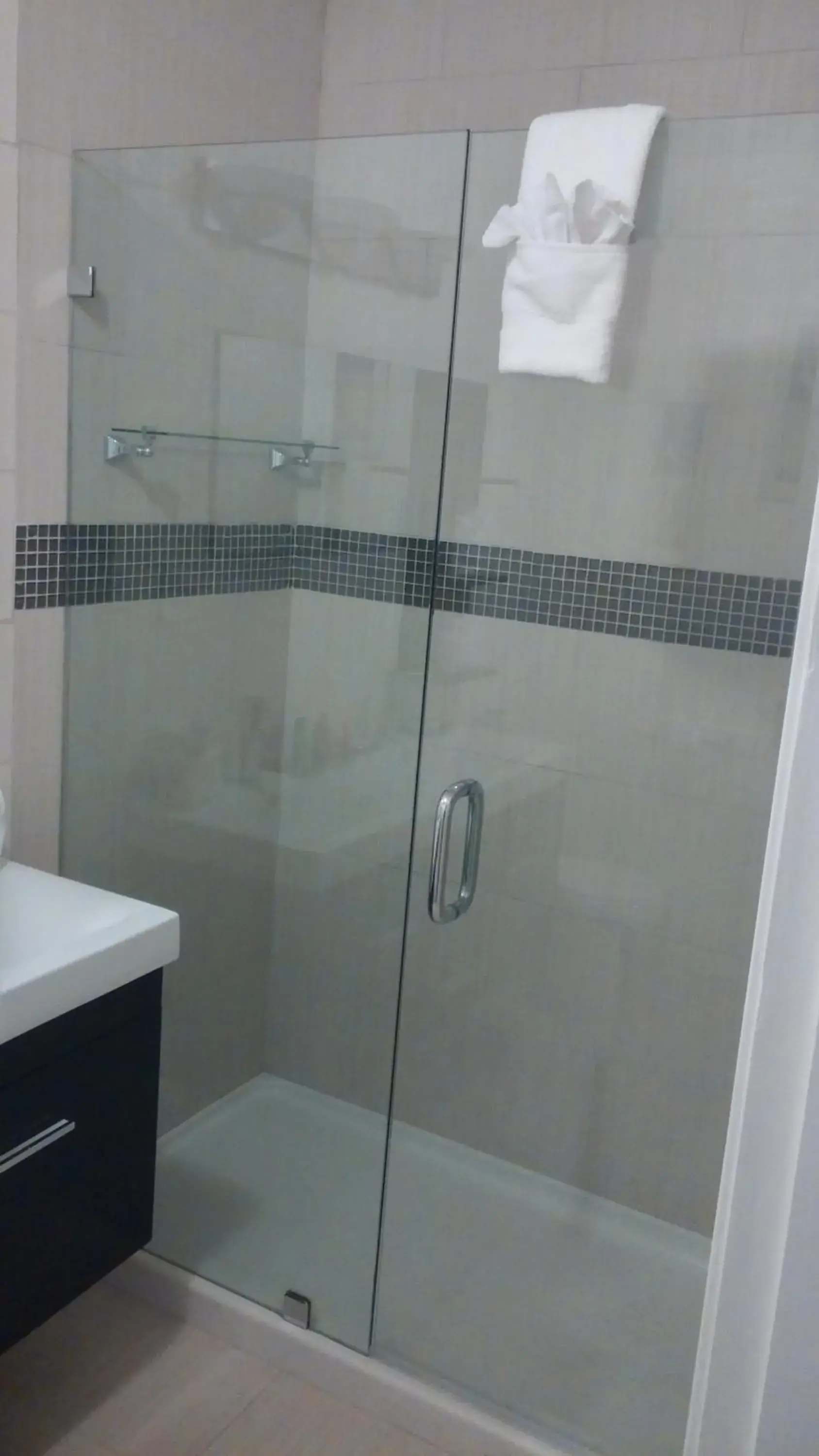 Shower in Rio Vista Inn & Suites Santa Cruz Shower in Rio Vista Inn & Suites Santa Cruz