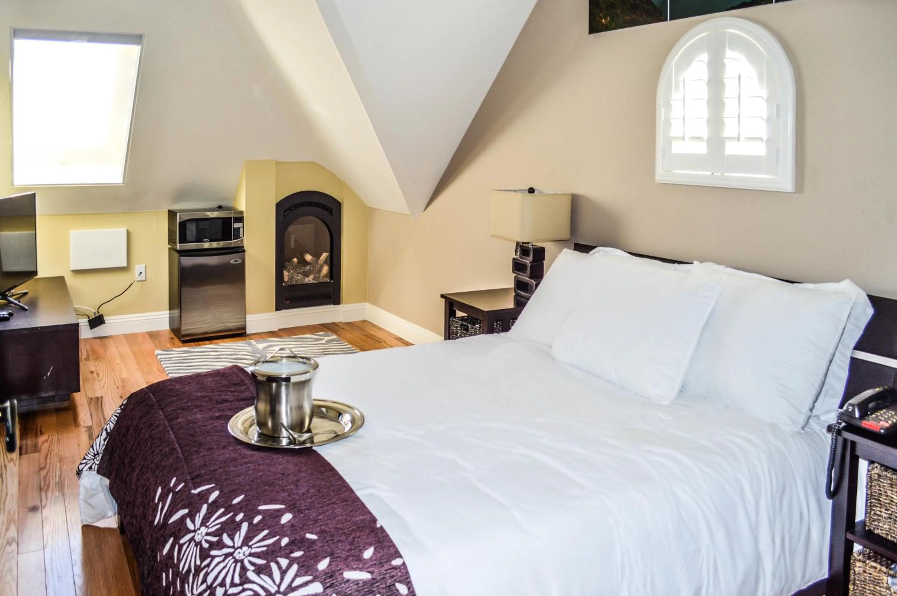 Living room, Bed in Rio Vista Inn & Suites Santa Cruz