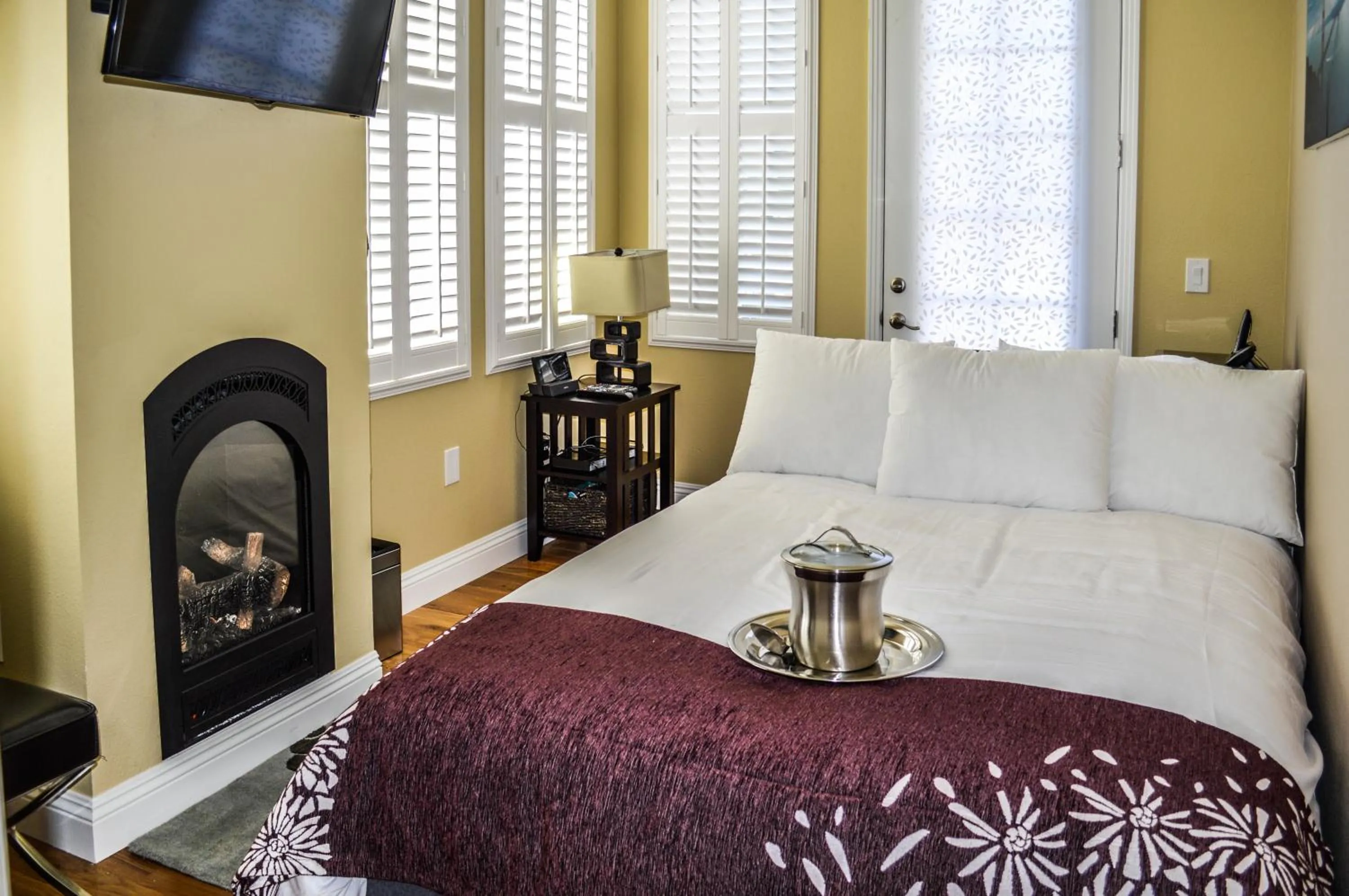 Bedroom, Bed in Rio Vista Inn & Suites Santa Cruz