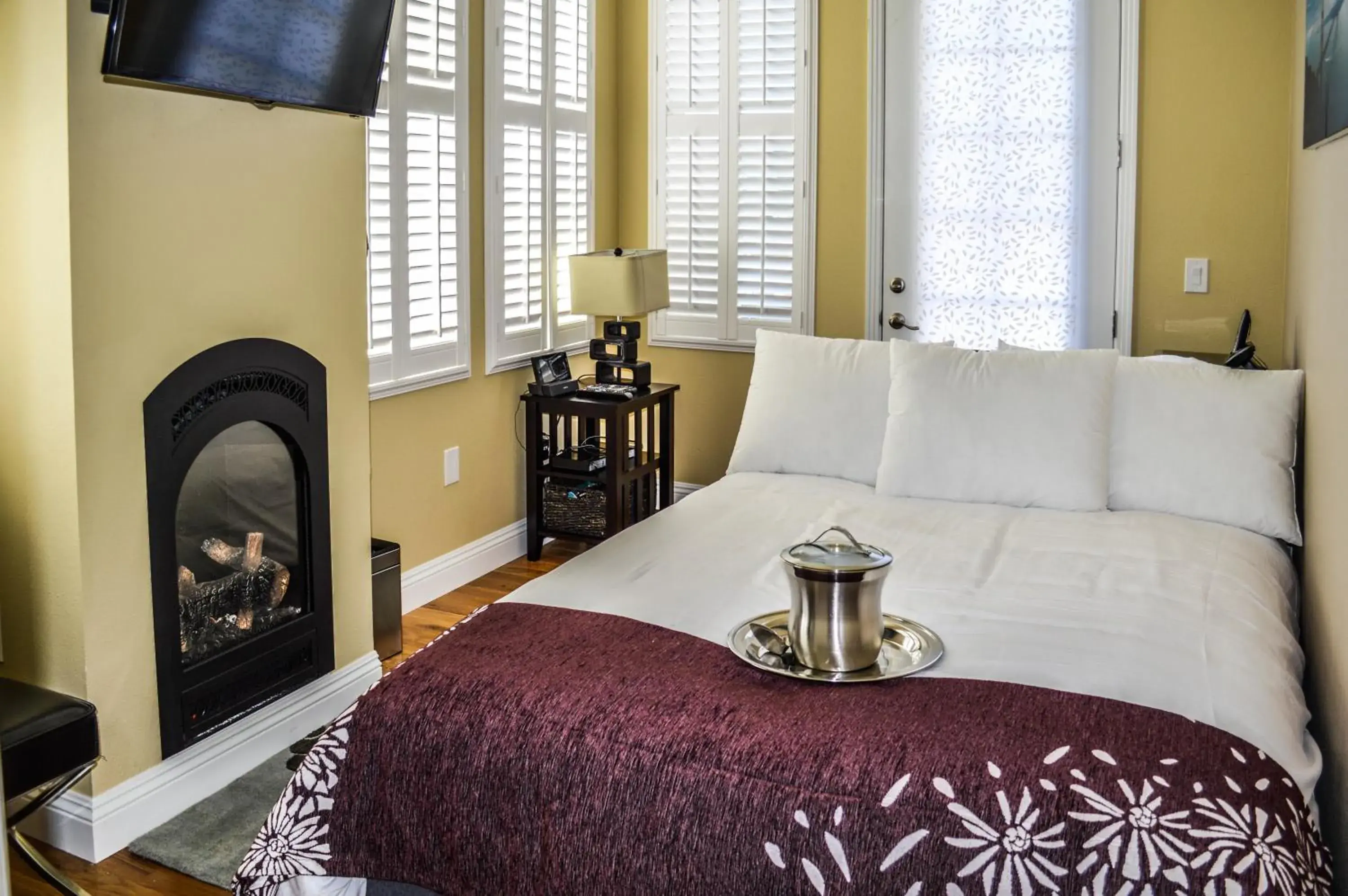 Bedroom, Bed in Rio Vista Inn & Suites Santa Cruz Bedroom, Bed in Rio Vista Inn & Suites Santa Cruz