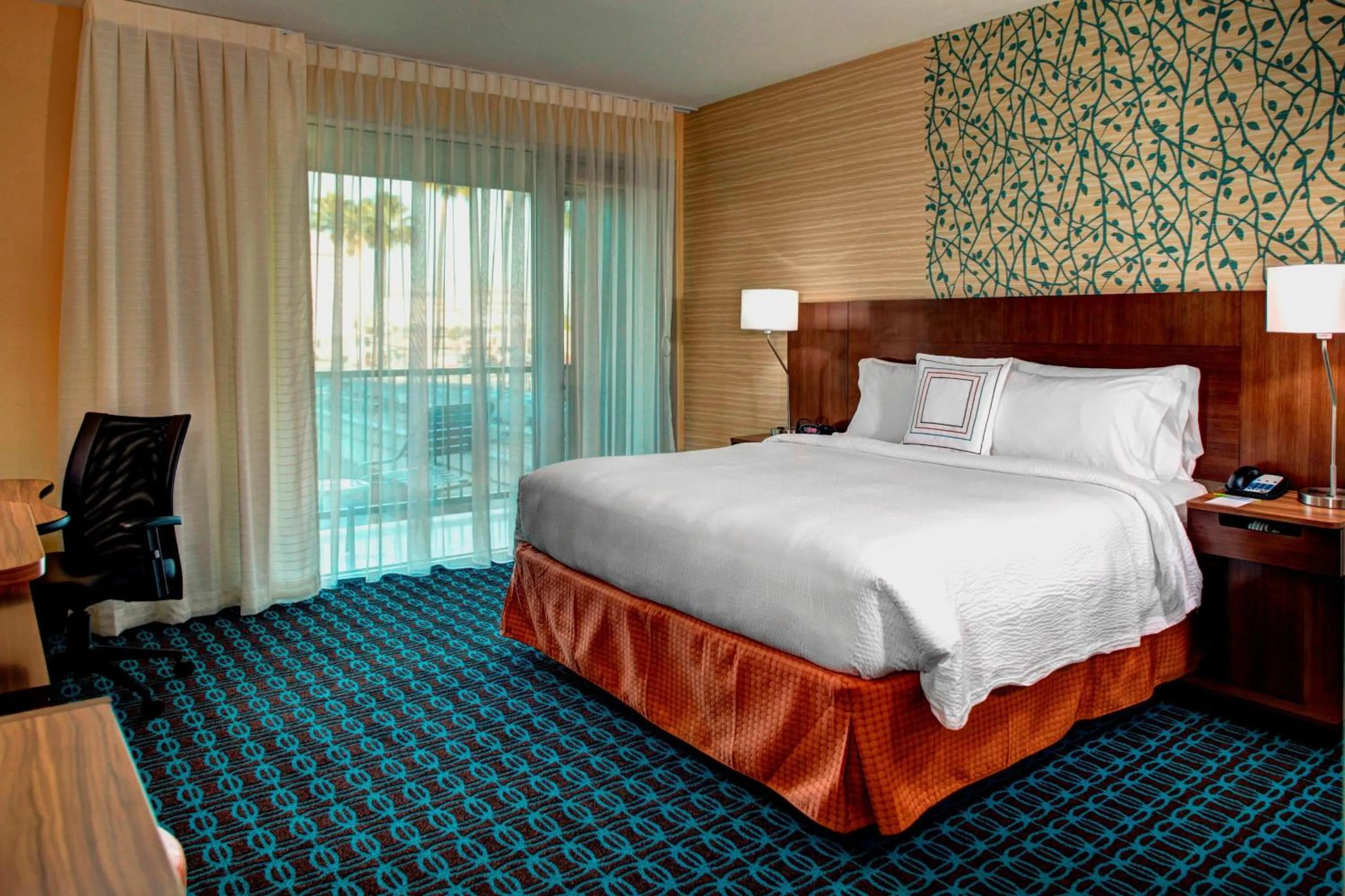 Swimming pool, Bed in Fairfield Inn & Suites by Marriott Los Angeles LAX/El Segundo