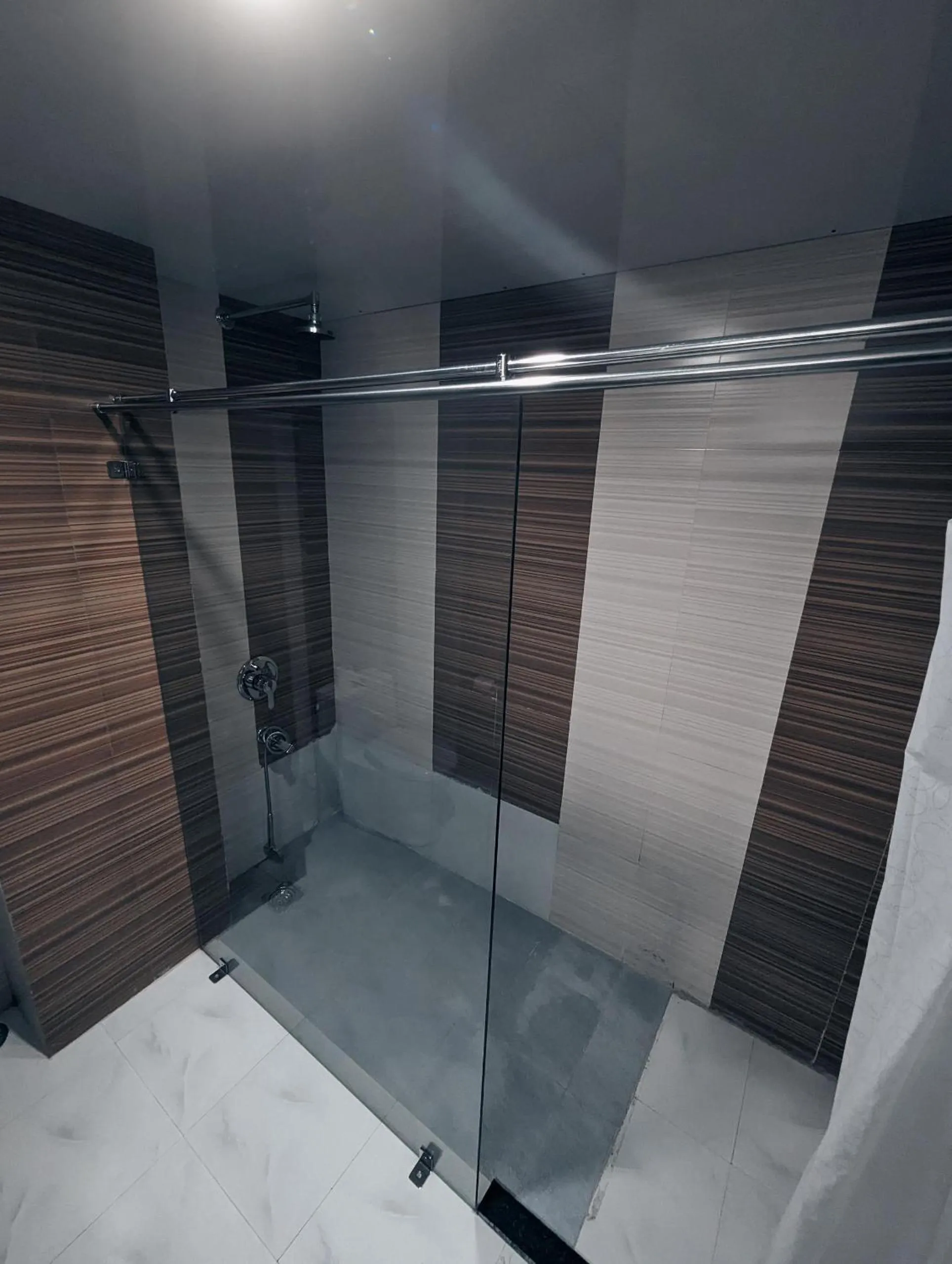 Shower in Hotel Amodhara