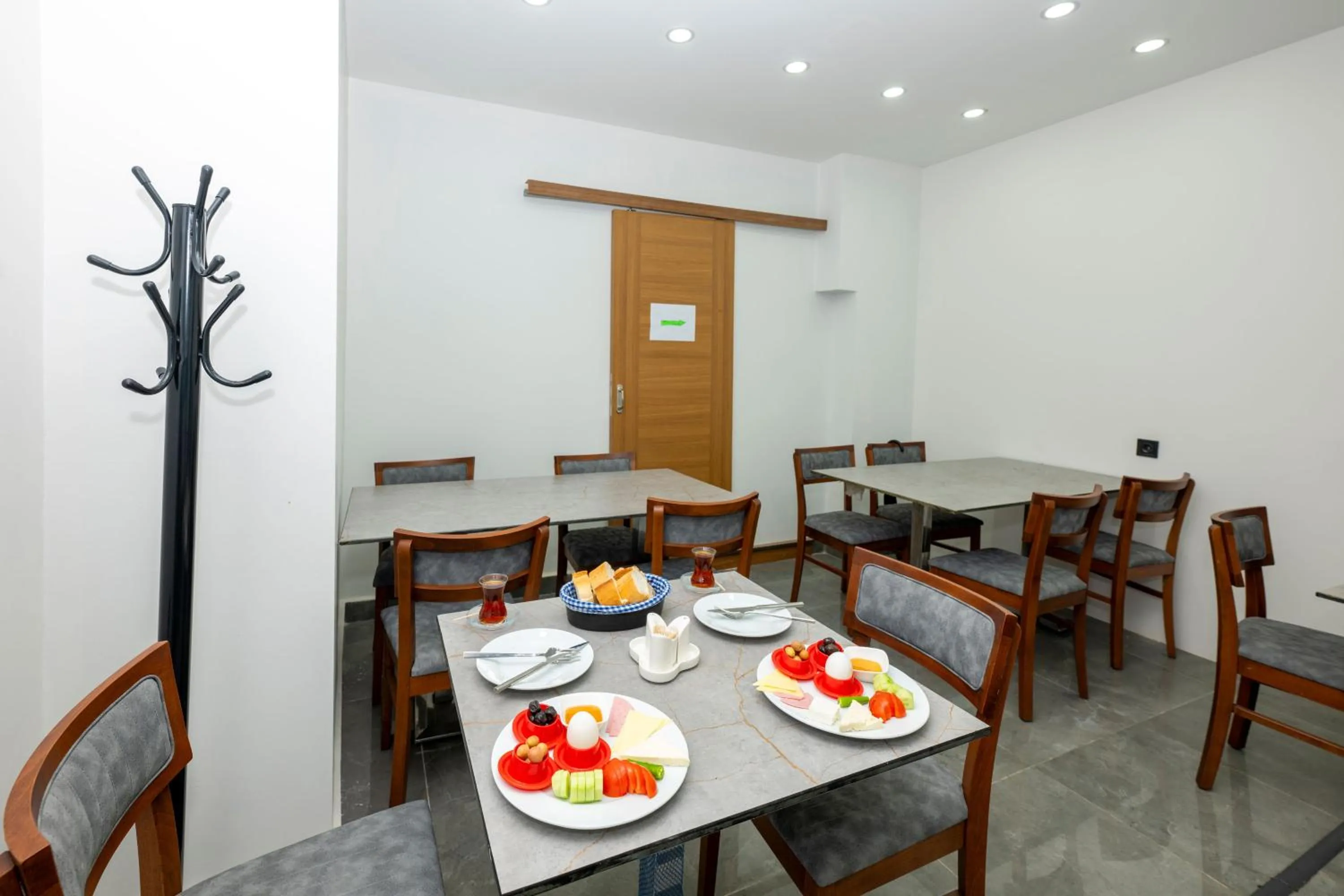 Restaurant/places to eat in mayza otel