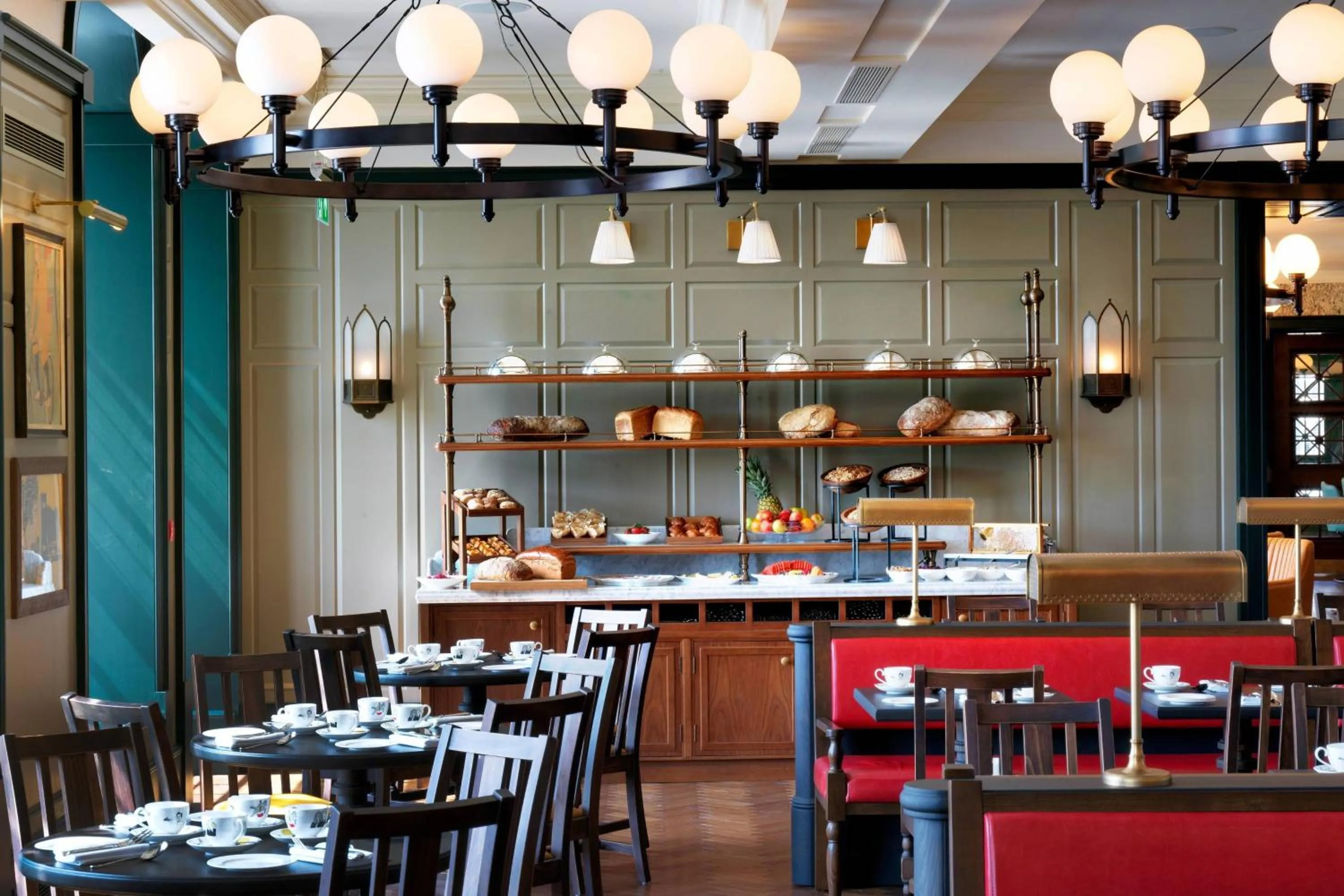 Breakfast in University Arms, Autograph Collection