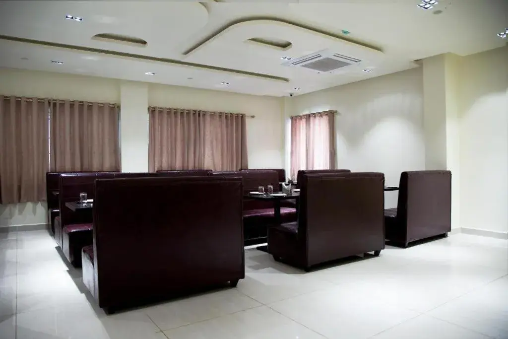 Restaurant/places to eat in The Grand White Palace Restaurant/places to eat in The Grand White Palace