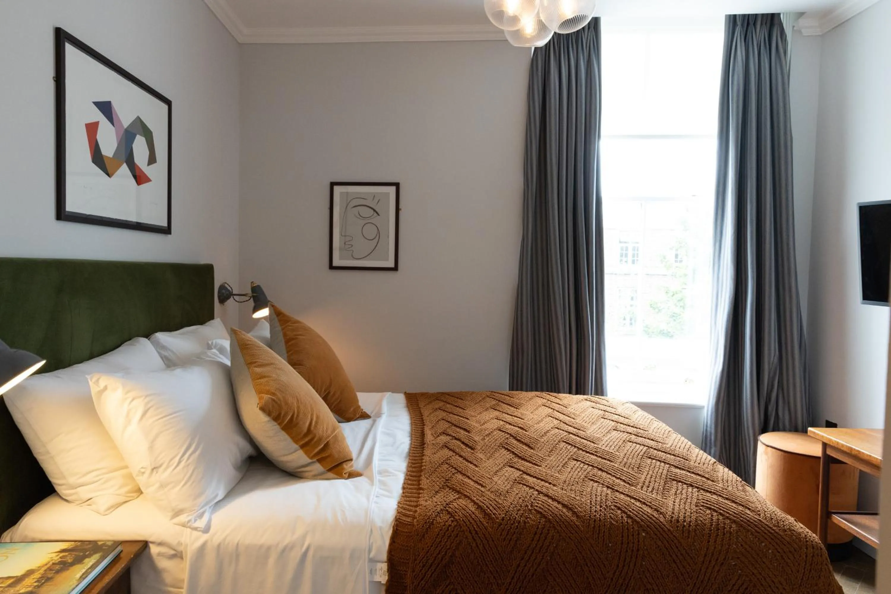 Bed in THE KNIGHT OF NOTTINGHILL