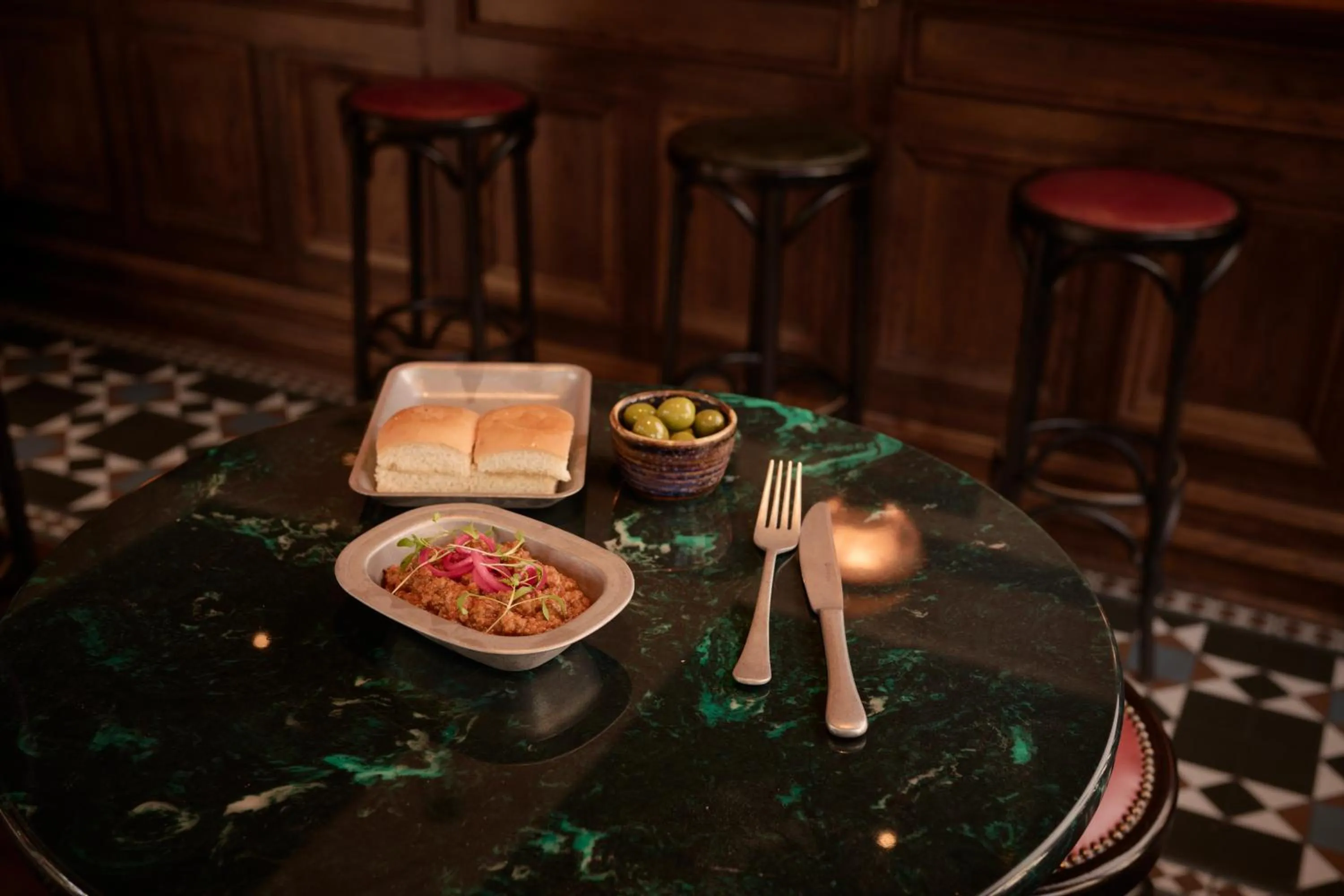 THE KNIGHT OF NOTTINGHILL