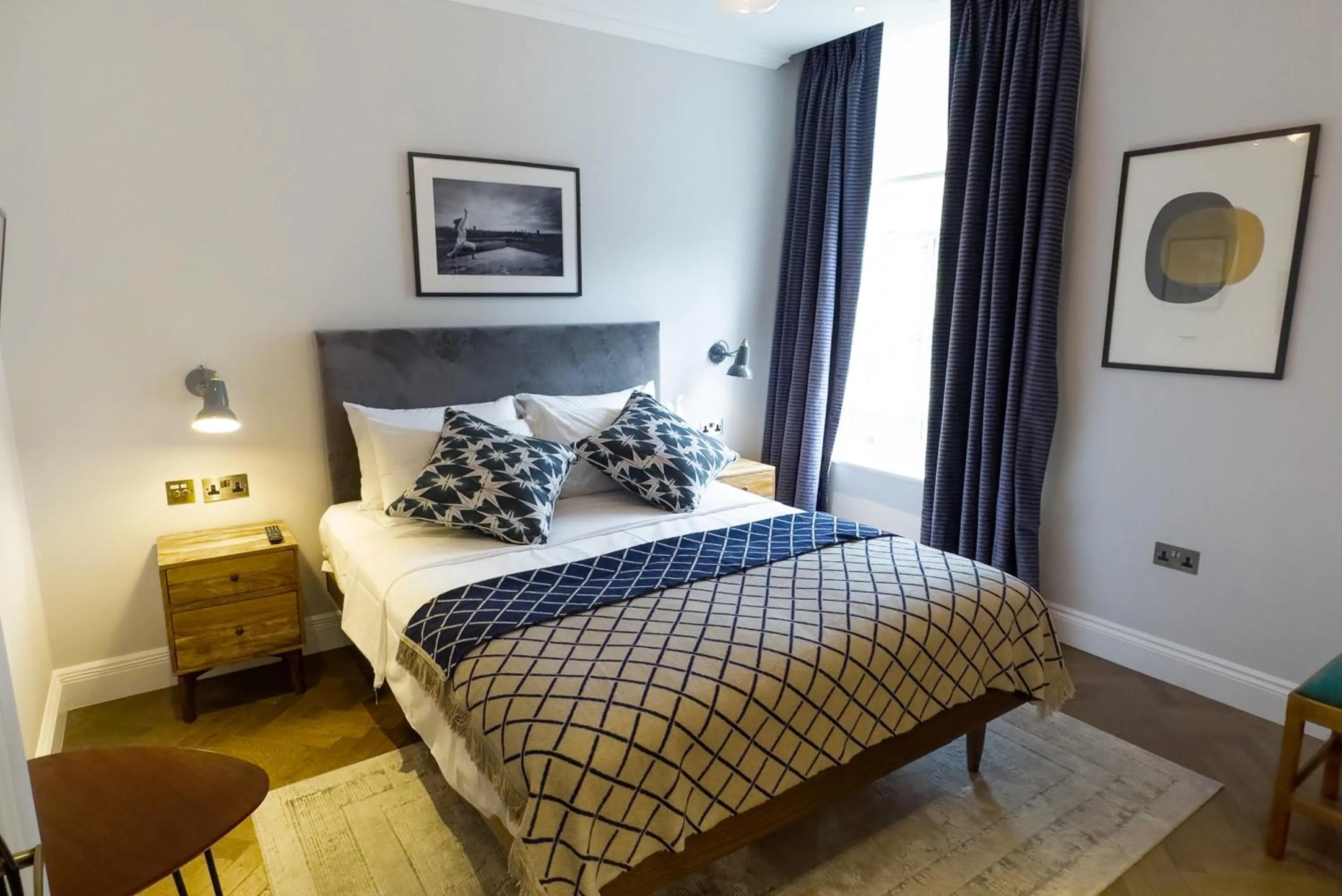 Bed in THE KNIGHT OF NOTTINGHILL