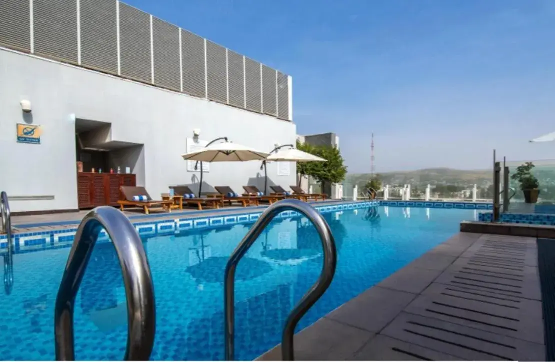 Swimming pool in Dushanbe Serena Hotel Swimming pool in Dushanbe Serena Hotel