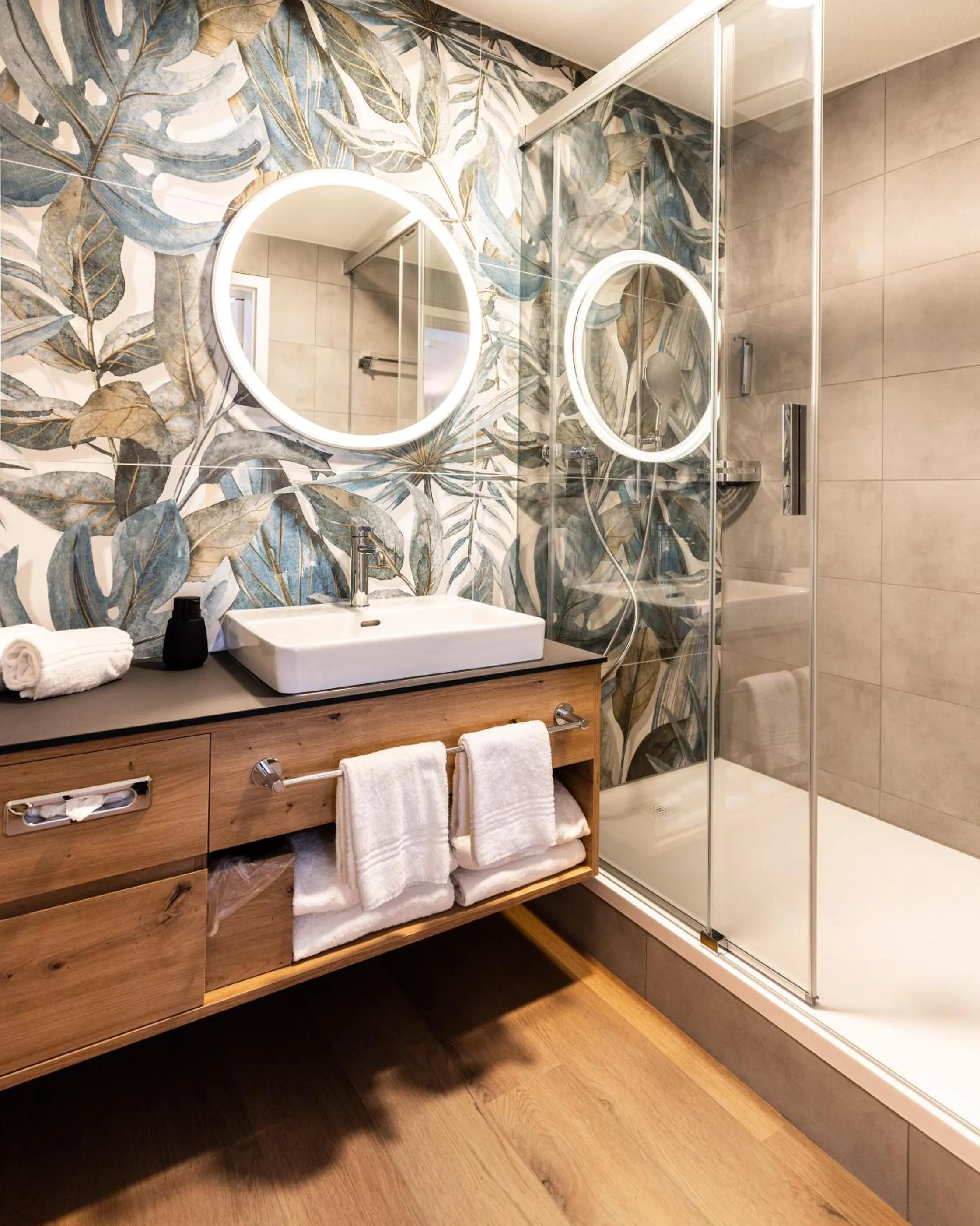 Shower in Hotel Piz Badus