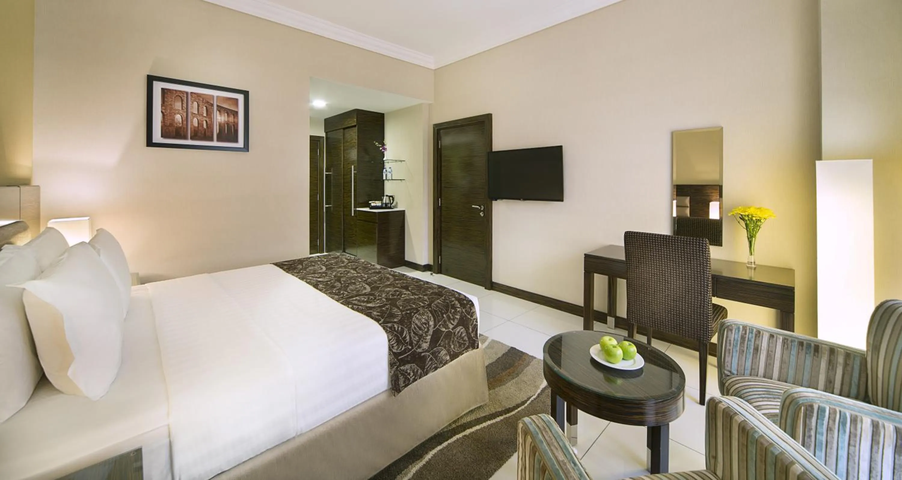 Photo of the whole room, Bed in Gateway Hotel