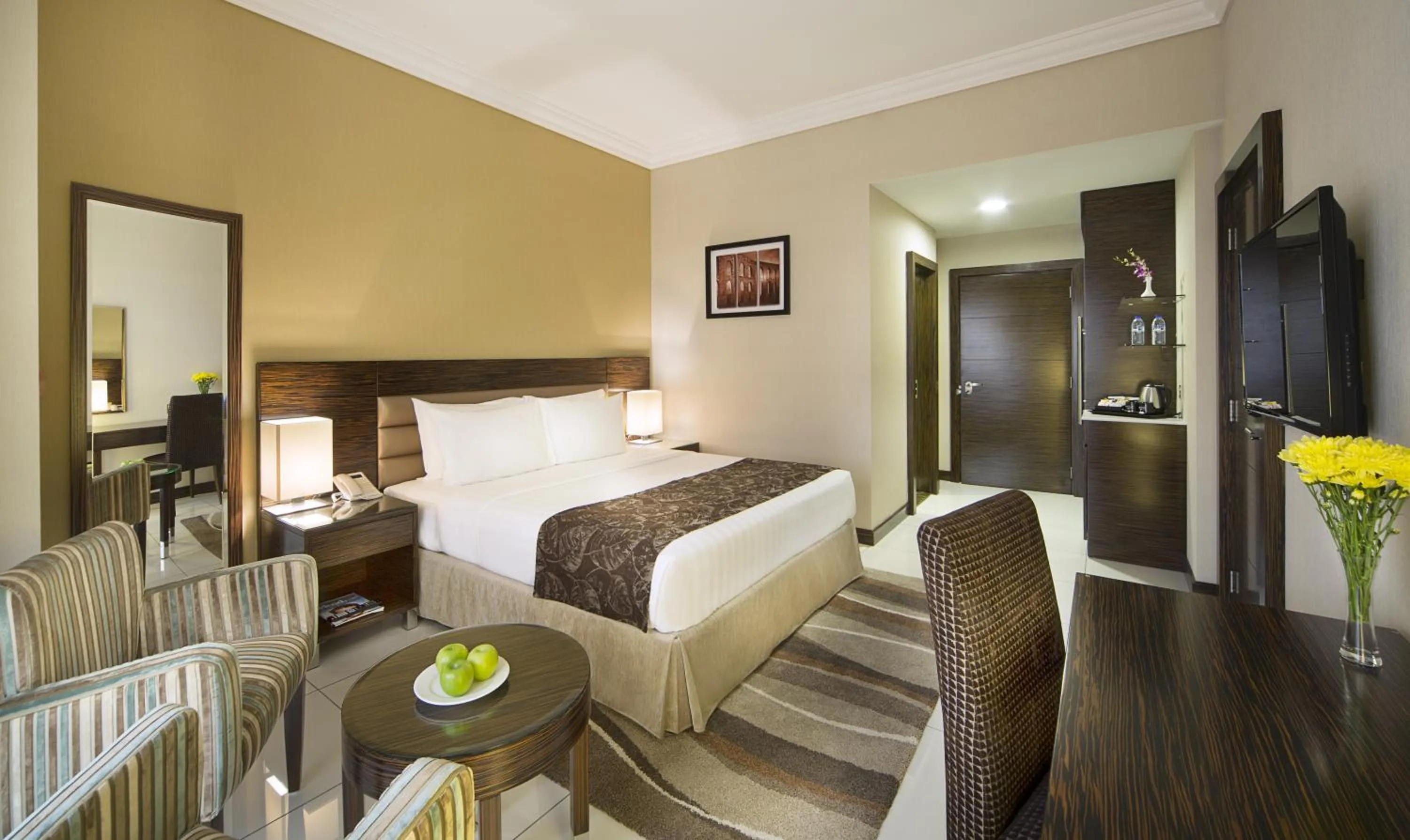 Photo of the whole room, Bed in Gateway Hotel