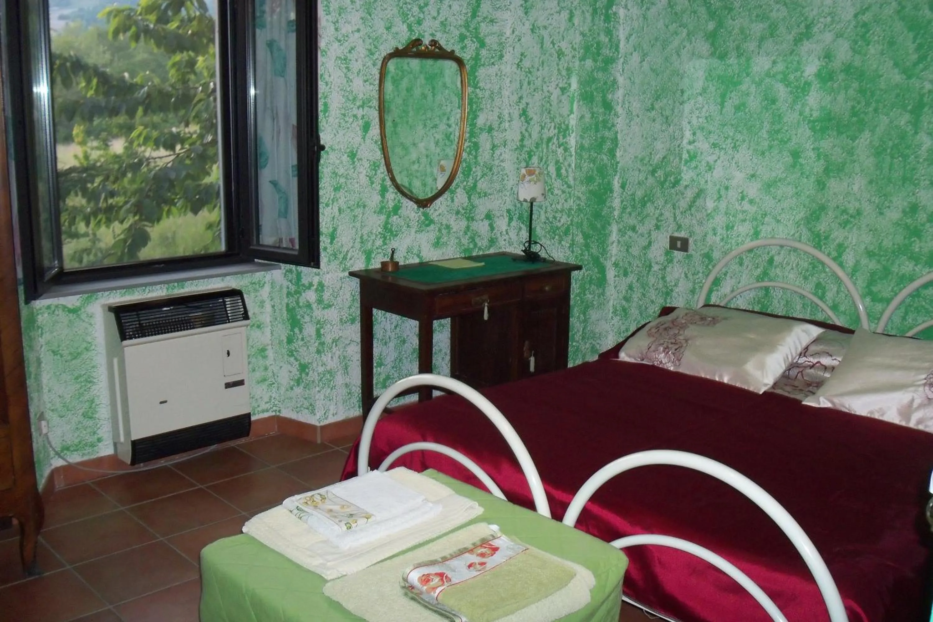 Photo of the whole room, Bed in Borgoeden